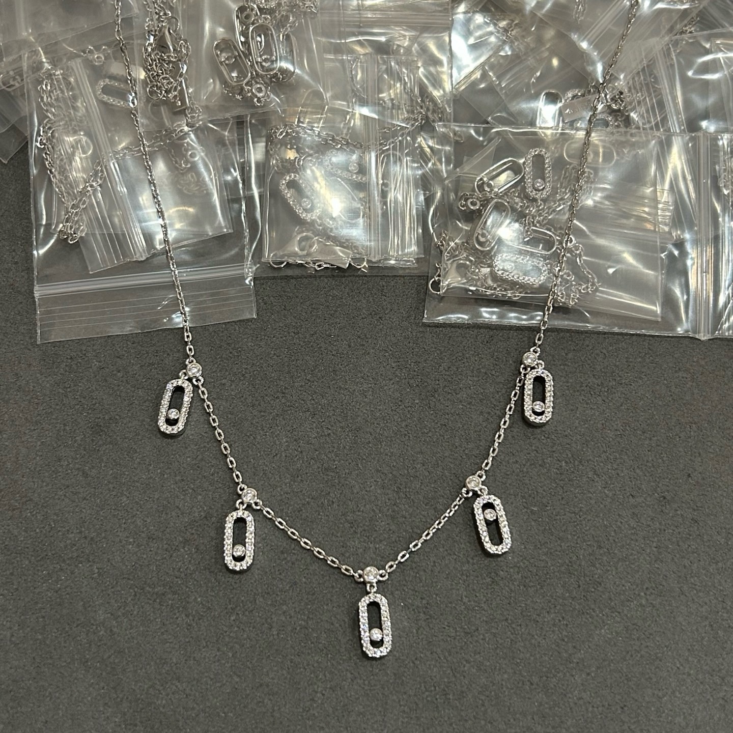 El collar Messika de cinco diamantes móviles llenos ha llegado, 5140340