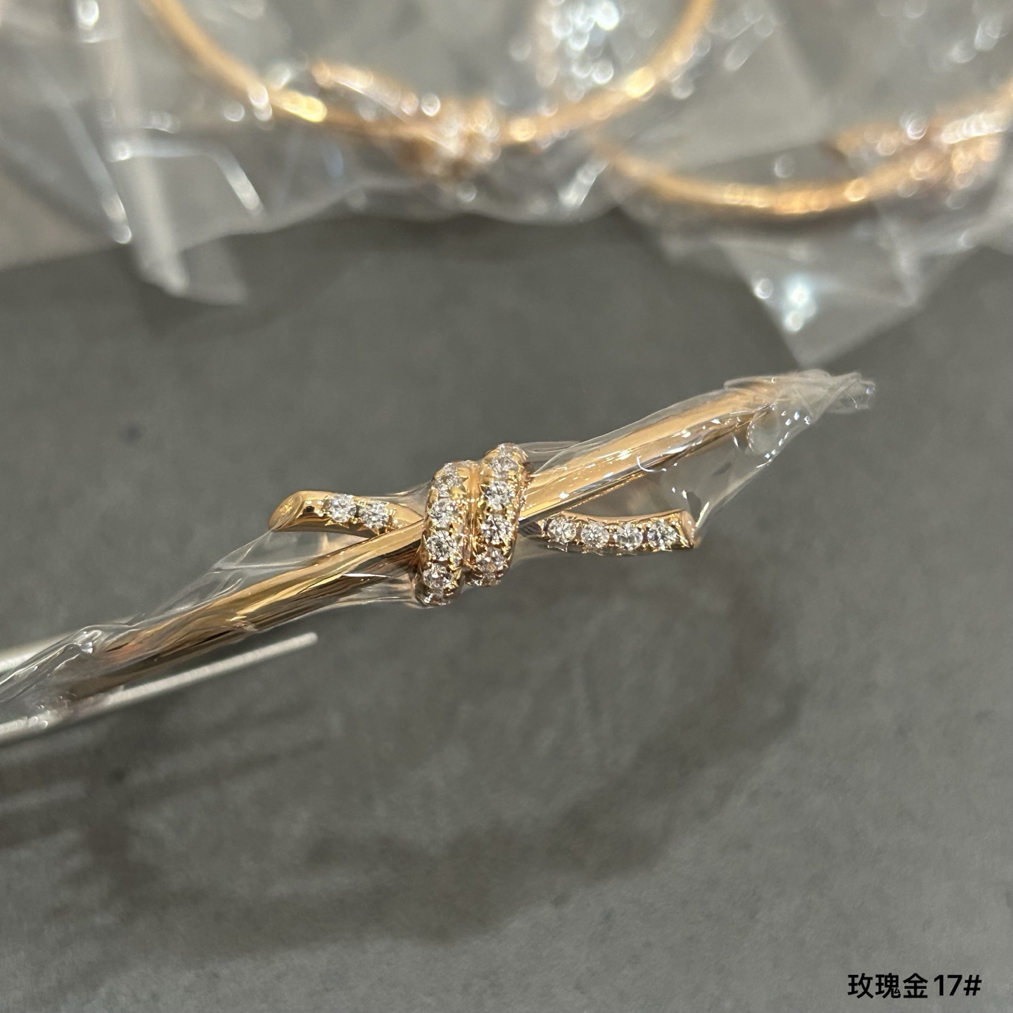 El brazalete de nudo de Tiffany con menos diamantes ha llegado, 5140360