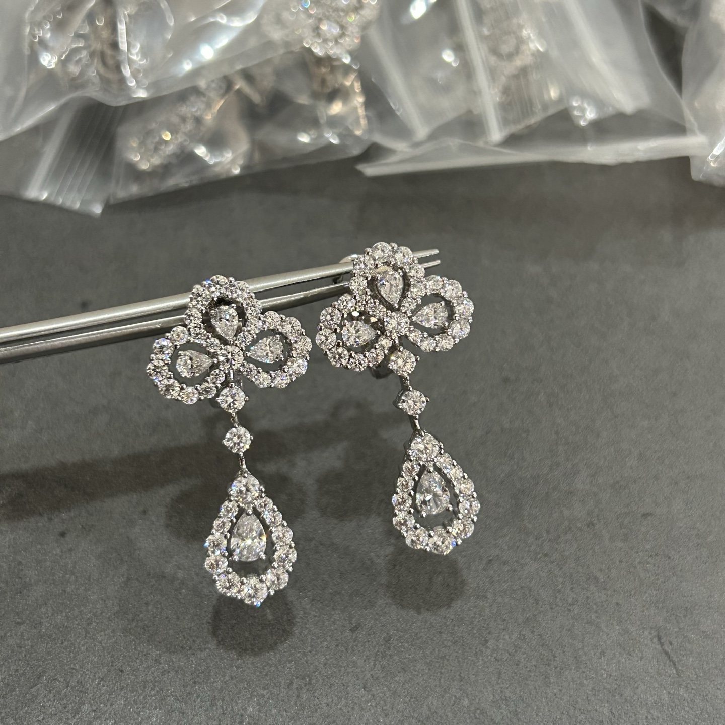 Los pendientes de araña Harry Winston llenos de diamantes han llegado, 5140240