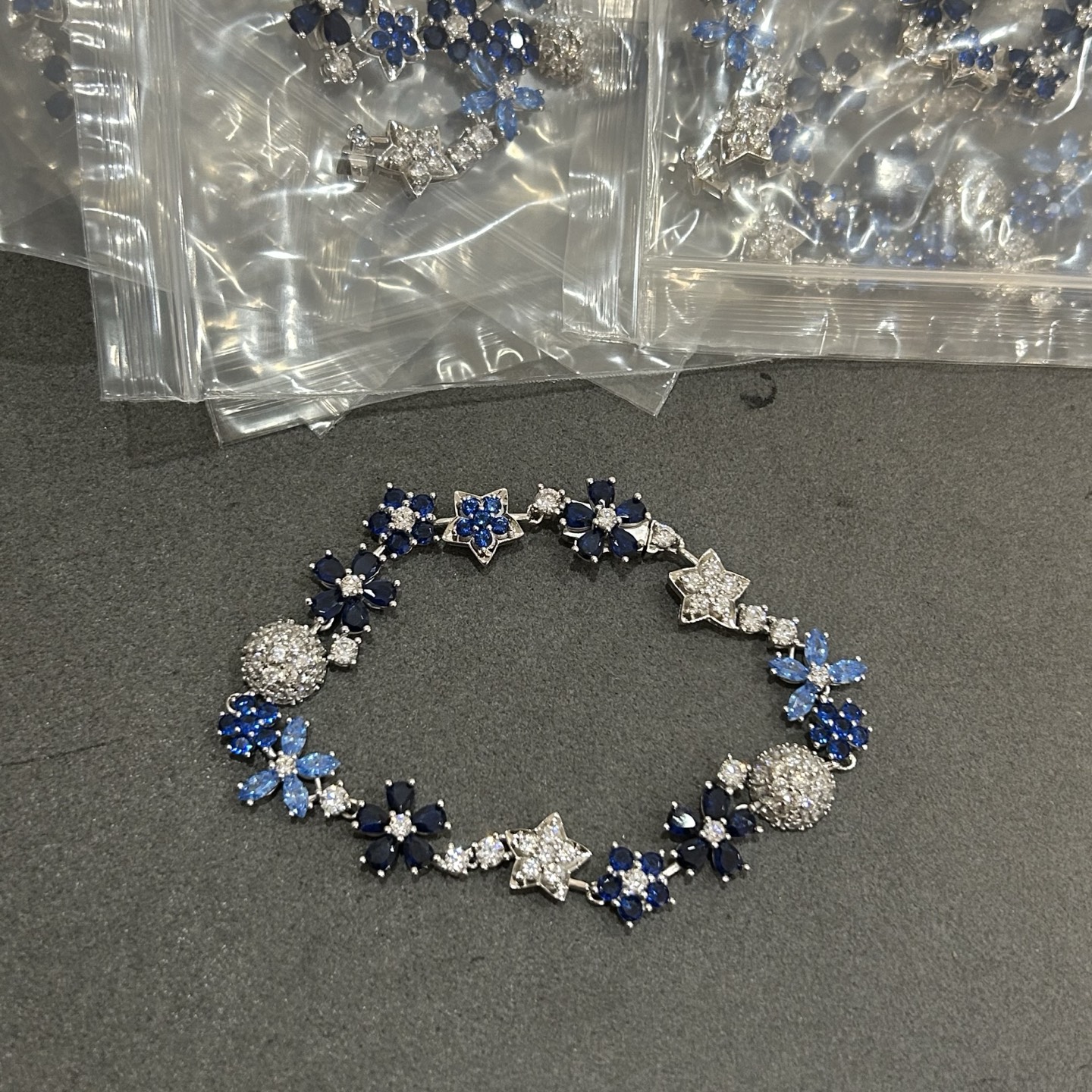 Llegó la pulsera de flores azules de VCA, 5140560