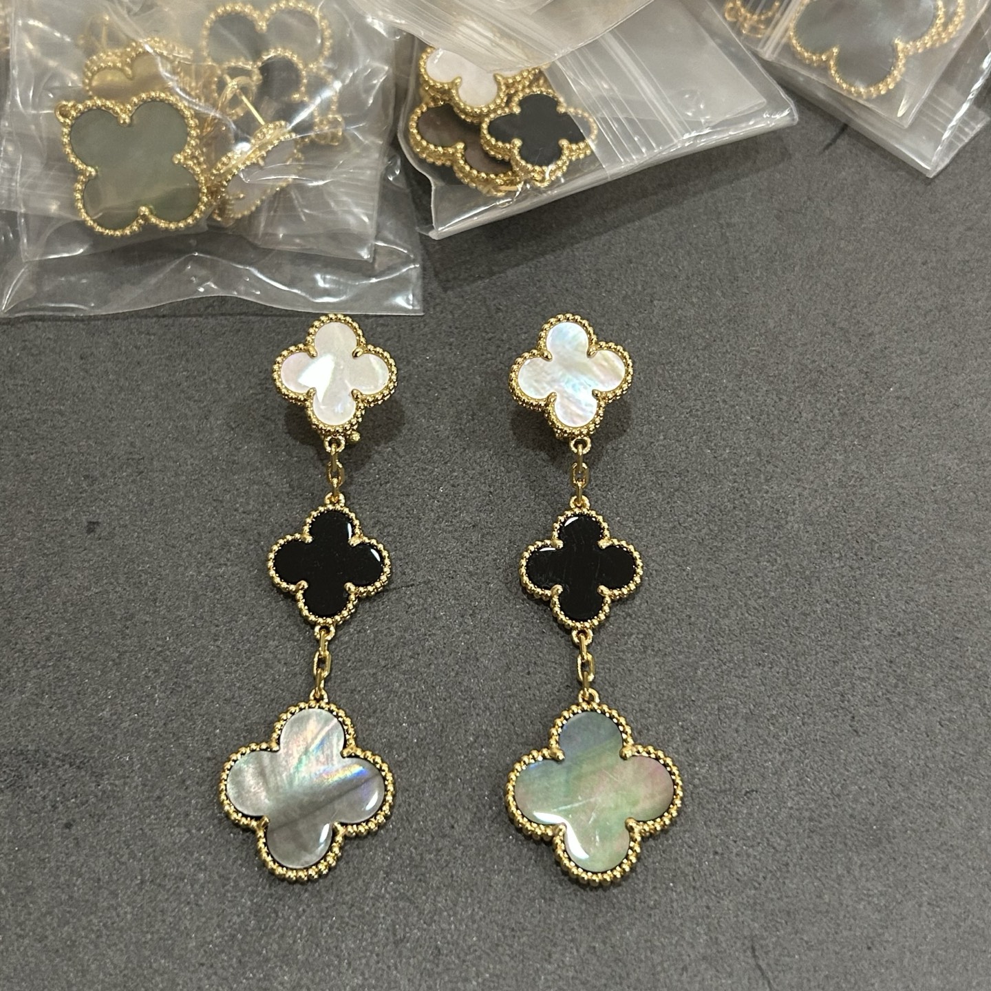 Llegaron los pendientes de tres flores de cuatro hojas de VCA en negro, gris y blanco, 5140480