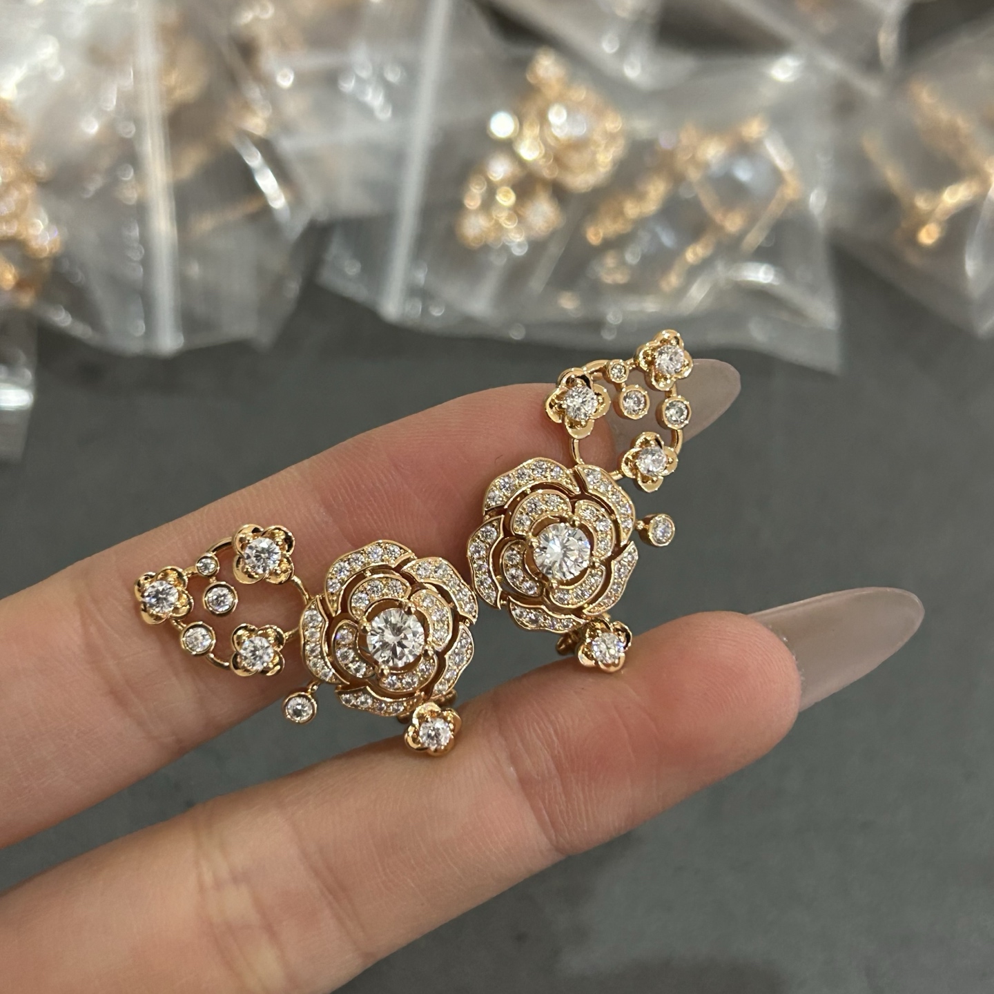 Llegaron los pendientes de borla de camelia de Chanel, 5140250