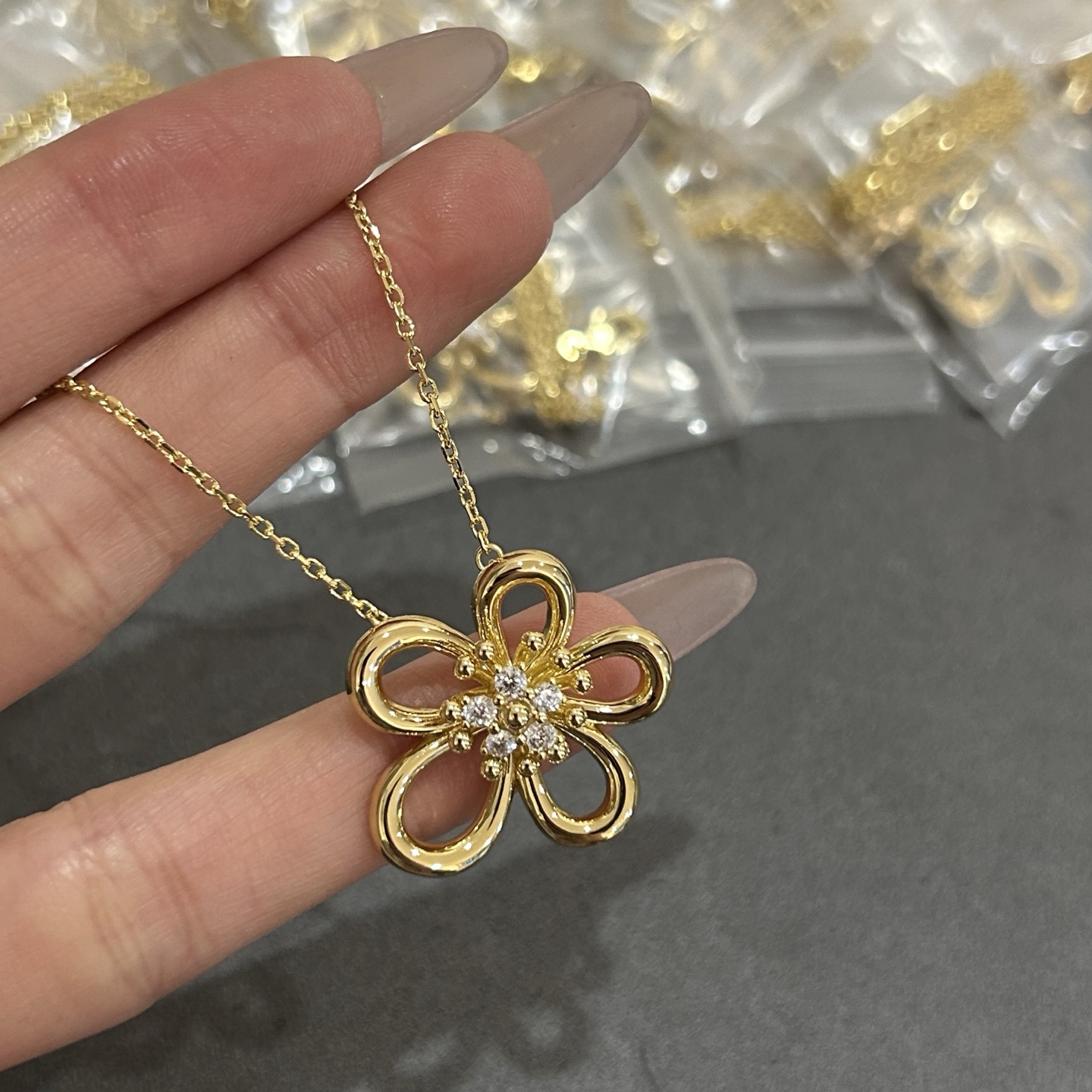 Llegó el collar de VCA con estambre floral y diamantes, 5140240