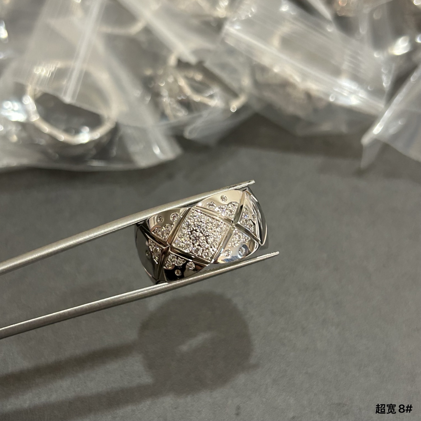 Llegó el anillo de Chanel de rombos anchos con diamantes, 5140290