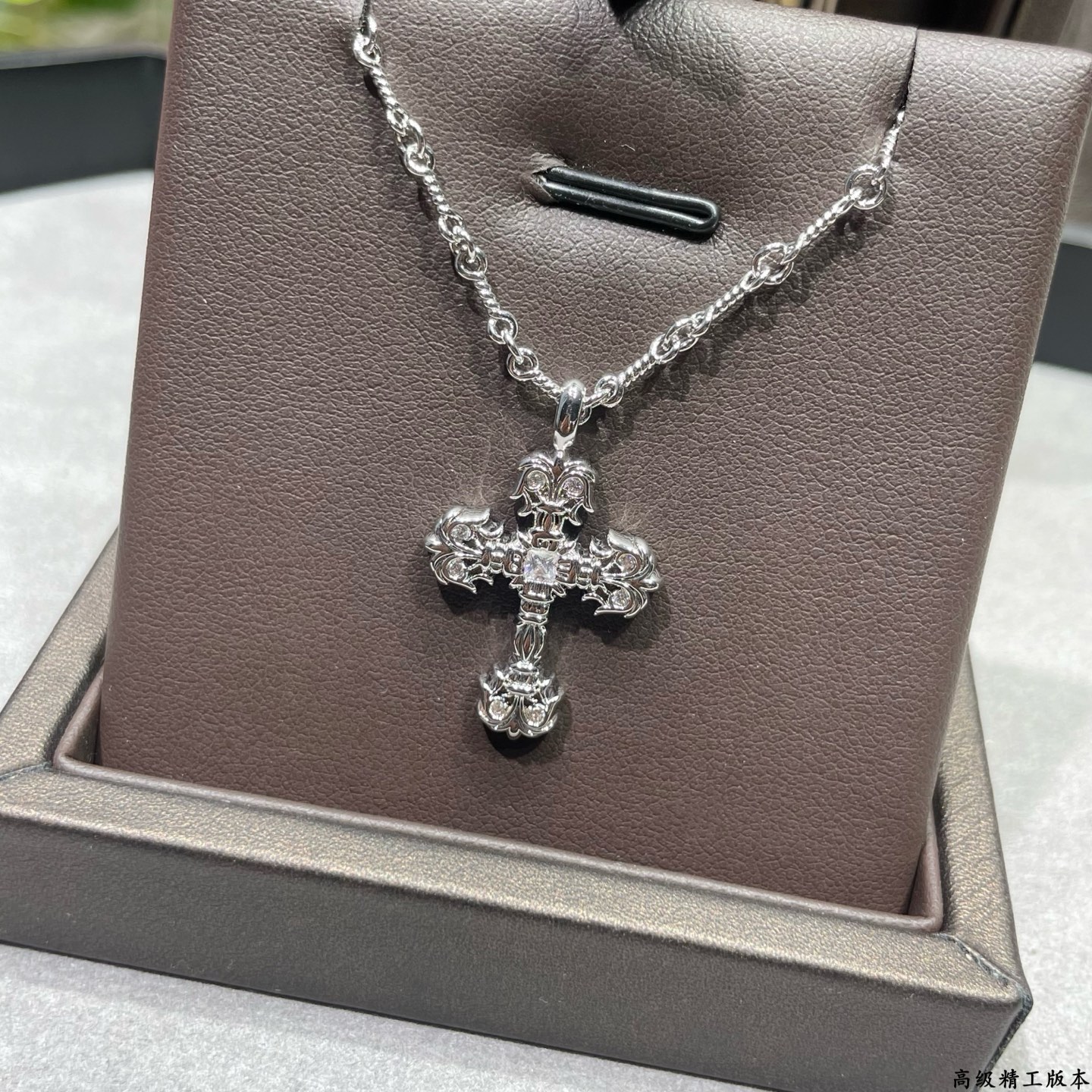 亚金材质 克罗心火焰十字架项链。尝试一个新look克罗心火焰+字架经典中的经典，简约的风格，却有着非凡的
