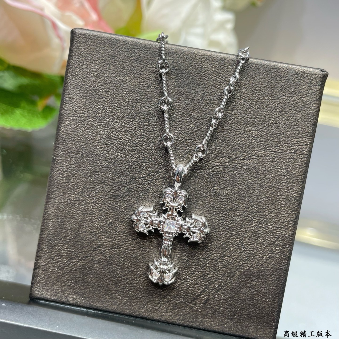 亚金材质 克罗心火焰十字架项链。尝试一个新look克罗心火焰+字架经典中的经典，简约的风格，却有着非凡的