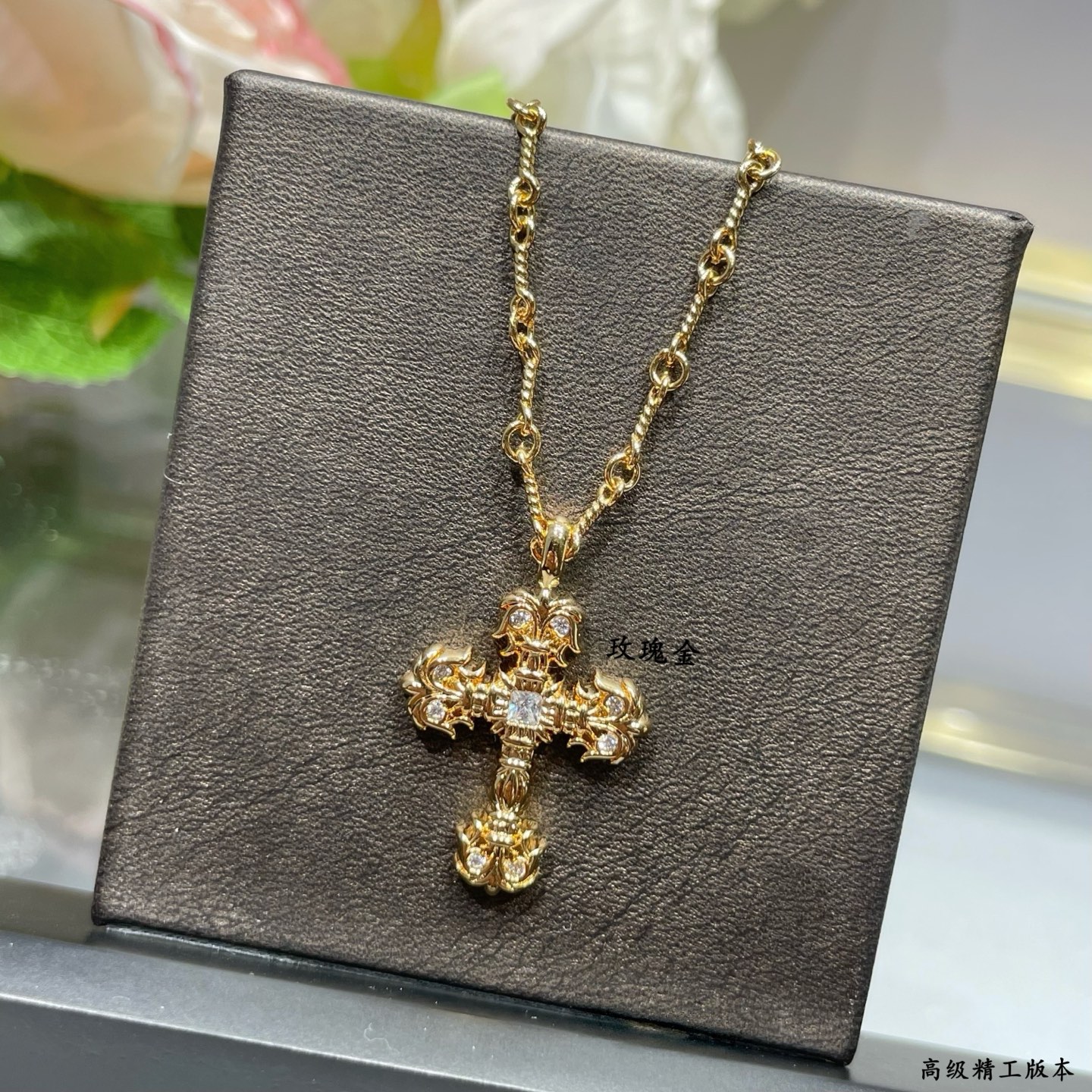 亚金材质 克罗心火焰十字架项链。尝试一个新look克罗心火焰+字架经典中的经典，简约的风格，却有着非凡的