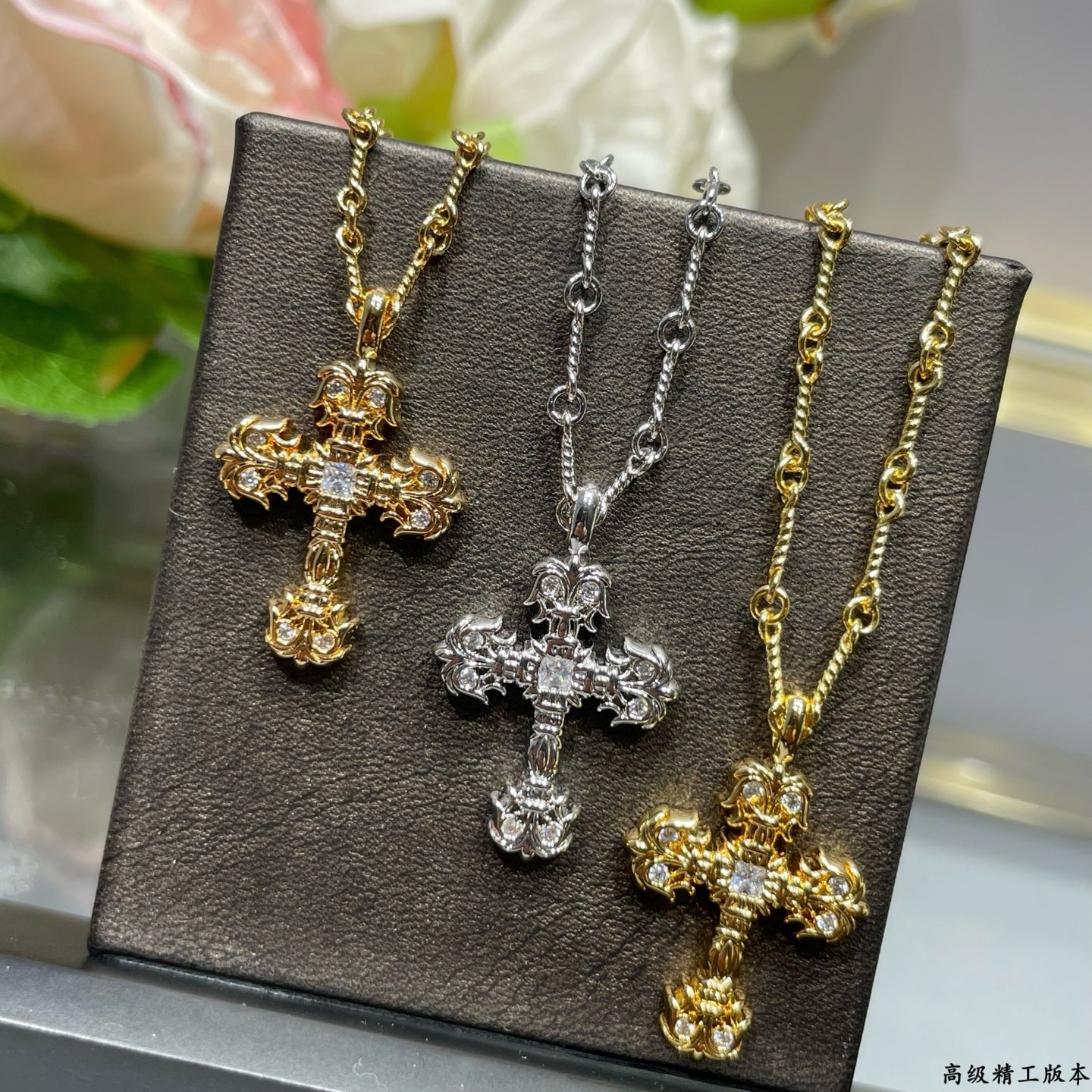 亚金材质 克罗心火焰十字架项链。尝试一个新look克罗心火焰+字架经典中的经典，简约的风格，却有着非凡的