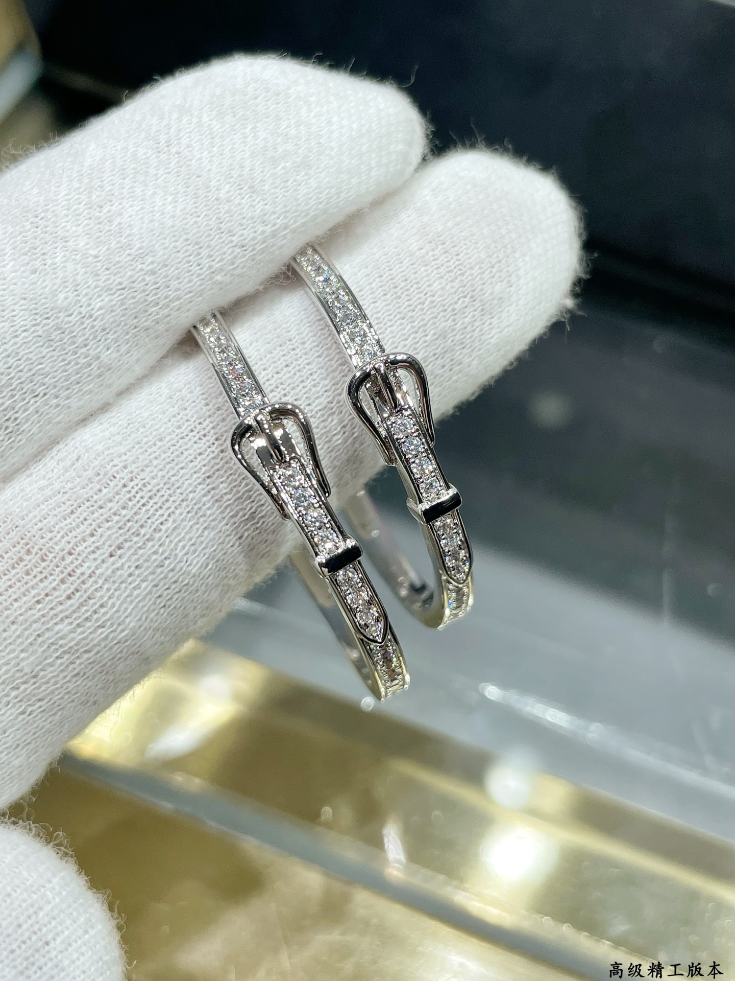 Hermès 爱马仕皮带扣满钻耳环 这对耳环以爱马仕 皮带扣为设计灵感 耳环弧面与皮带扣部分均密镶满钻