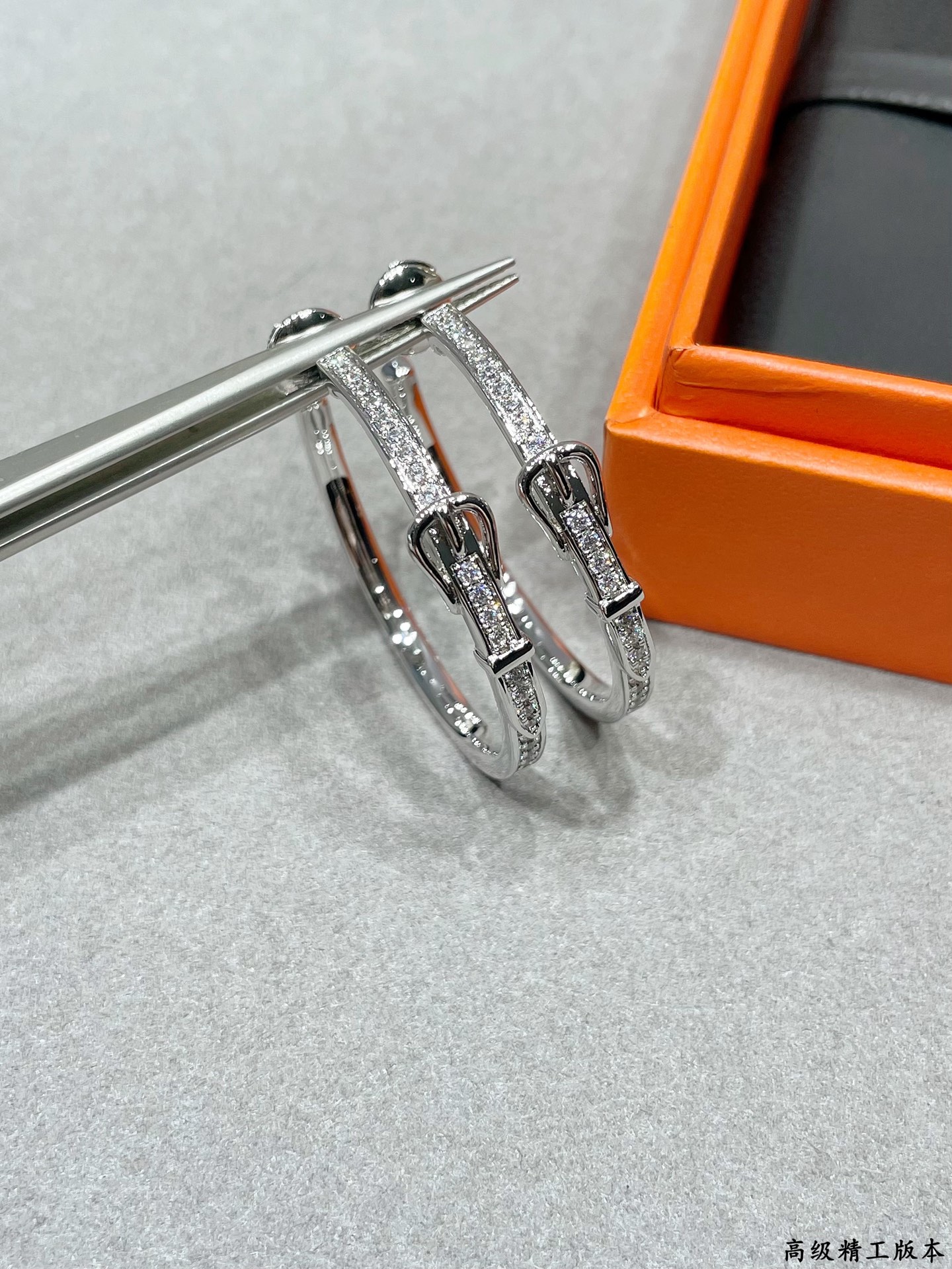 Hermès 爱马仕皮带扣满钻耳环 这对耳环以爱马仕 皮带扣为设计灵感 耳环弧面与皮带扣部分均密镶满钻