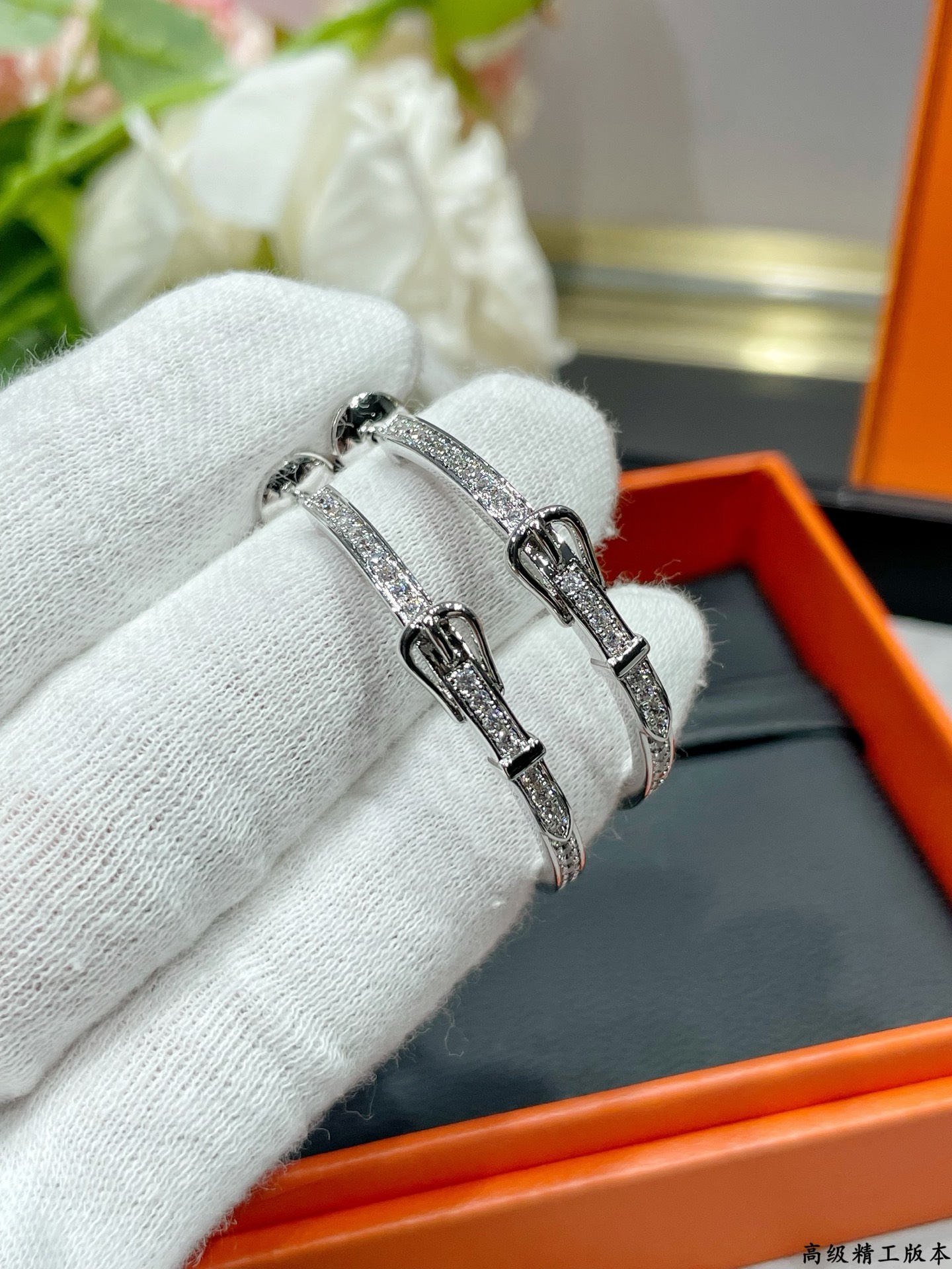 Hermès 爱马仕皮带扣满钻耳环 这对耳环以爱马仕 皮带扣为设计灵感 耳环弧面与皮带扣部分均密镶满钻