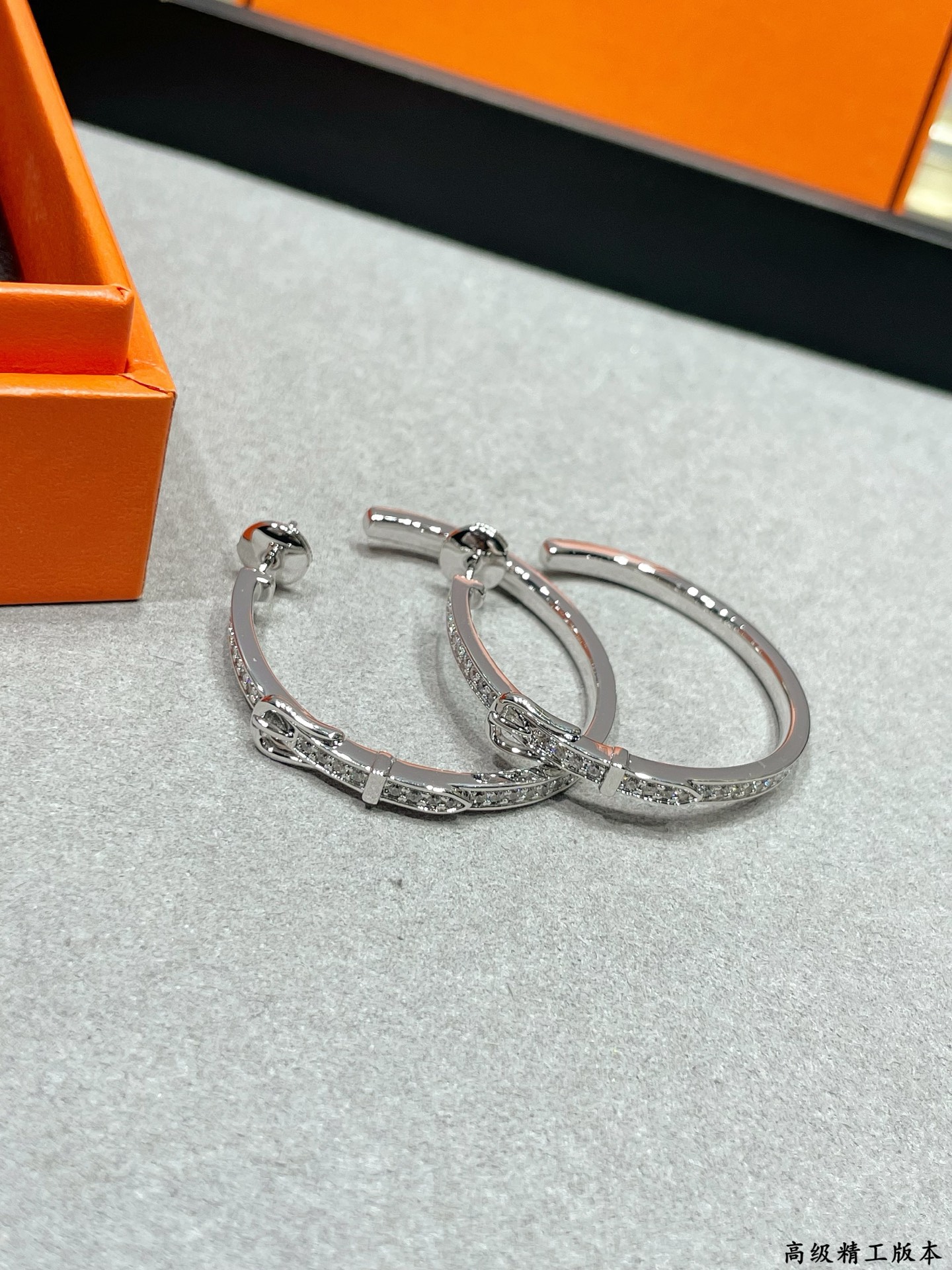 Hermès 爱马仕皮带扣满钻耳环 这对耳环以爱马仕 皮带扣为设计灵感 耳环弧面与皮带扣部分均密镶满钻