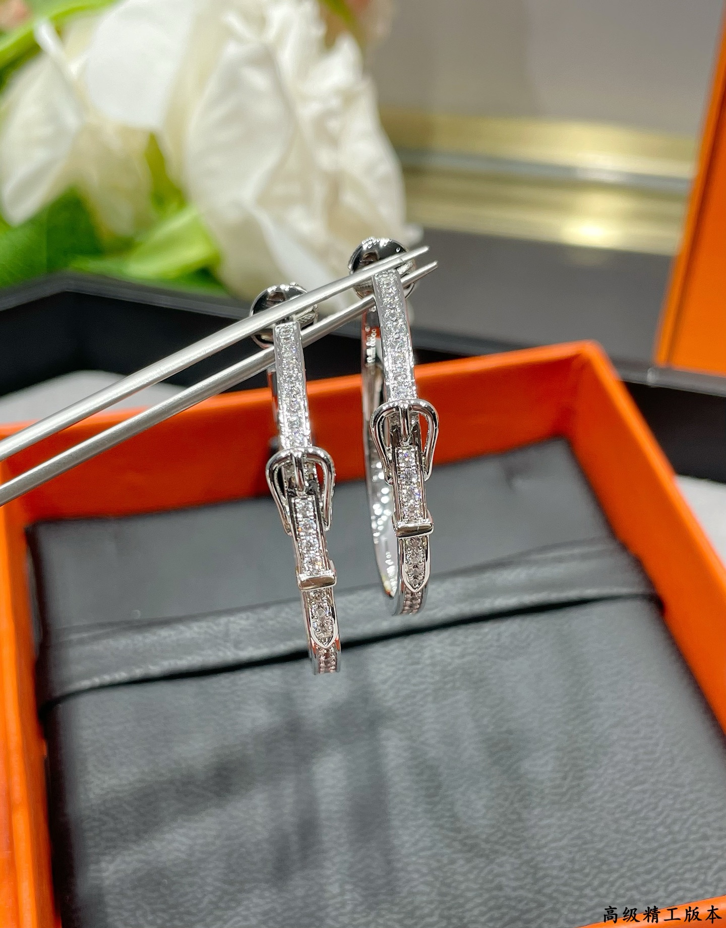 Hermès 爱马仕皮带扣满钻耳环 这对耳环以爱马仕 皮带扣为设计灵感 耳环弧面与皮带扣部分均密镶满钻