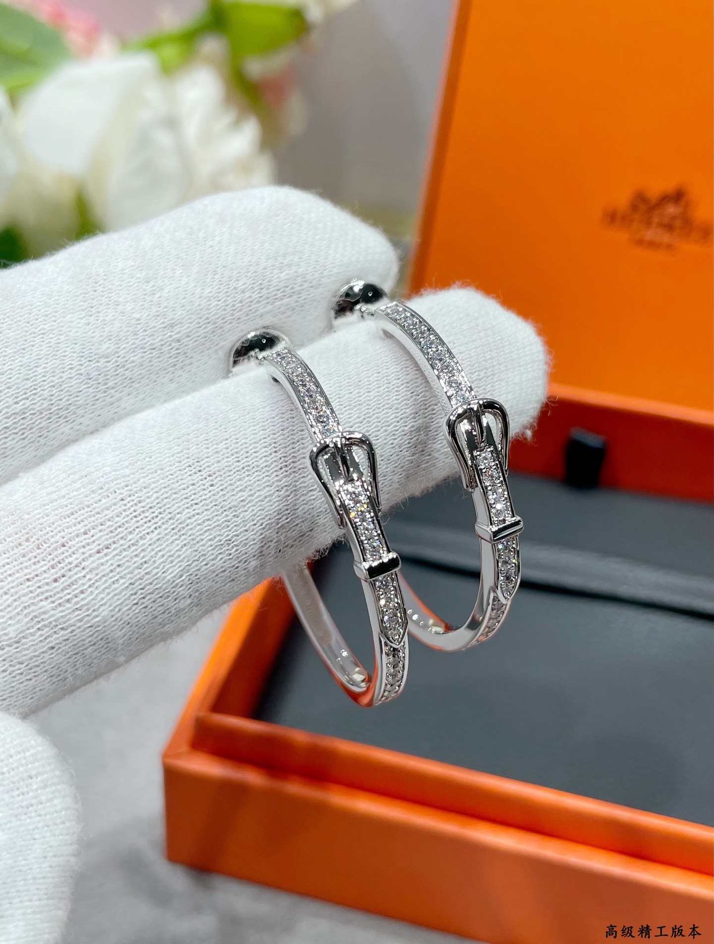 Hermès 爱马仕皮带扣满钻耳环 这对耳环以爱马仕 皮带扣为设计灵感 耳环弧面与皮带扣部分均密镶满钻