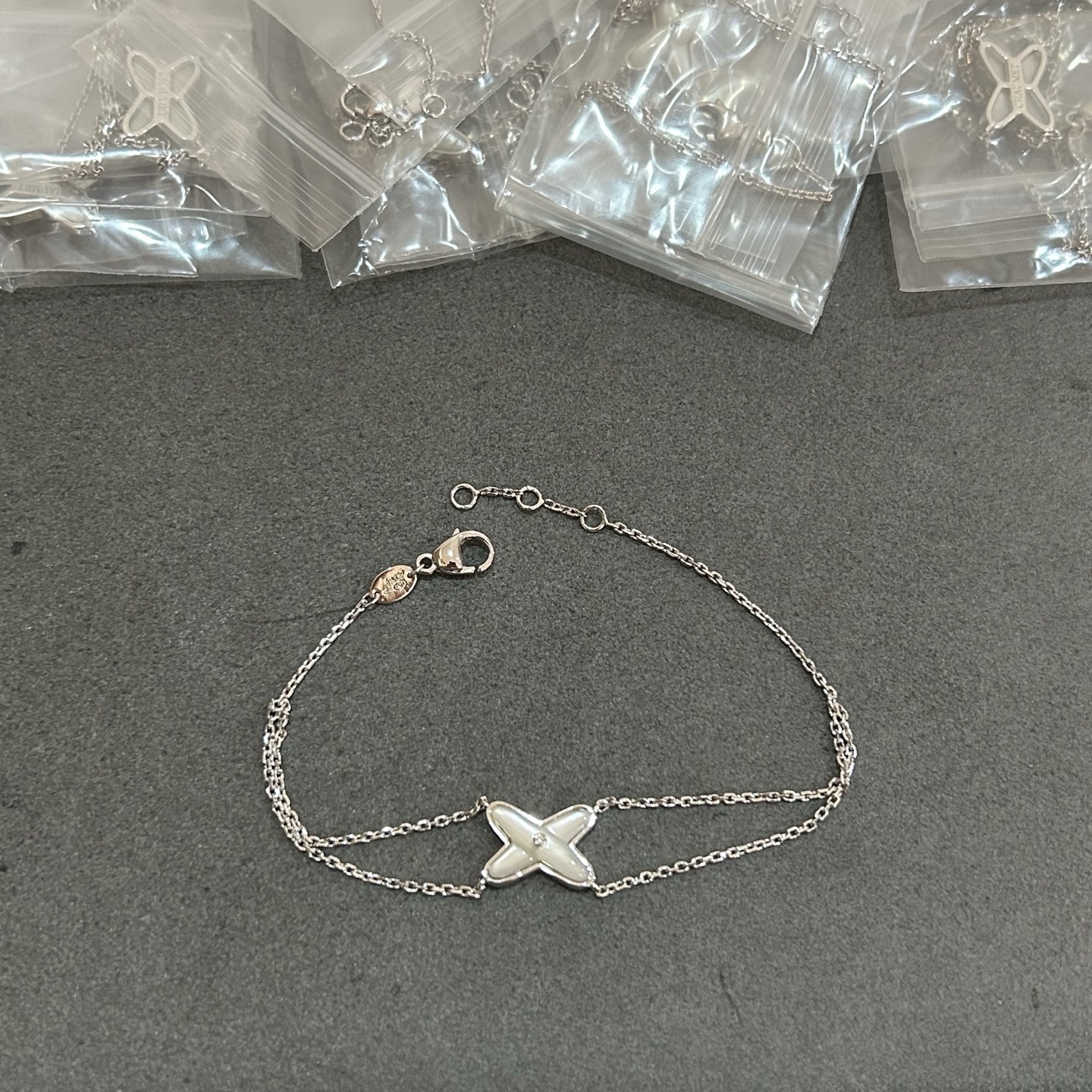 Llegó la pulsera de cruce de Chaumet con cuentas blancas, 5140210