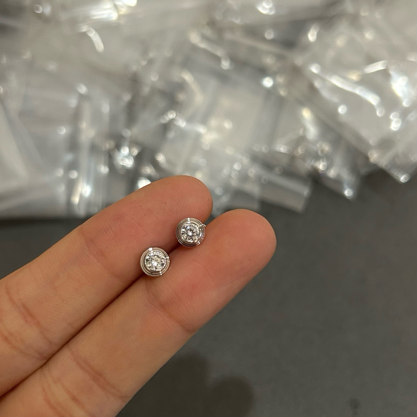 Los pendientes de botón con diamante único de Cartier han llegado, 5140156