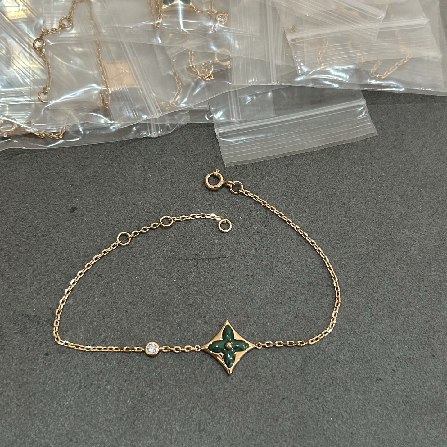 La pulsera cuadrada de LV en verde pavo real ha llegado, 5140190