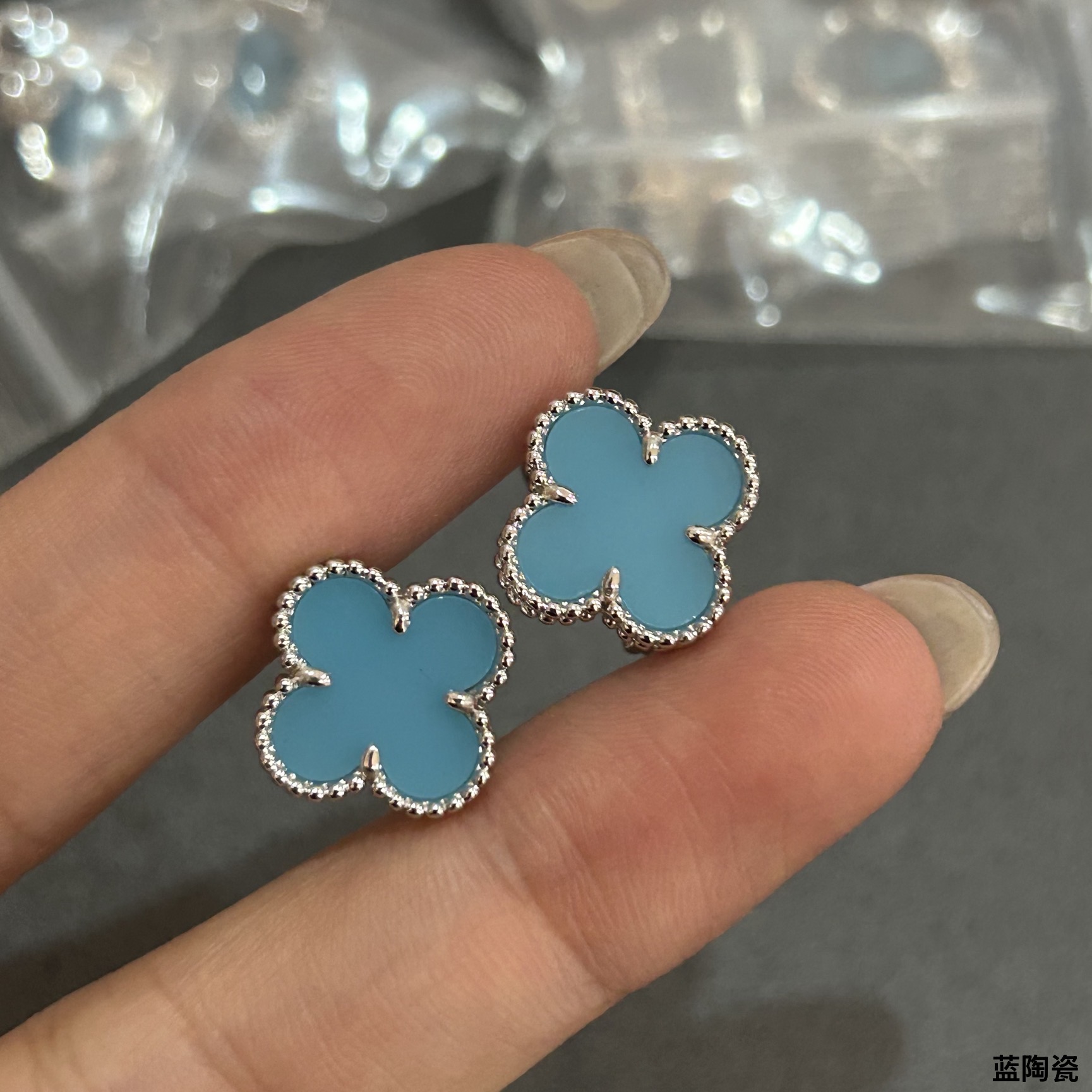 Los pendientes de trébol de cuatro hojas de cerámica azul de VCA han llegado, 5140240