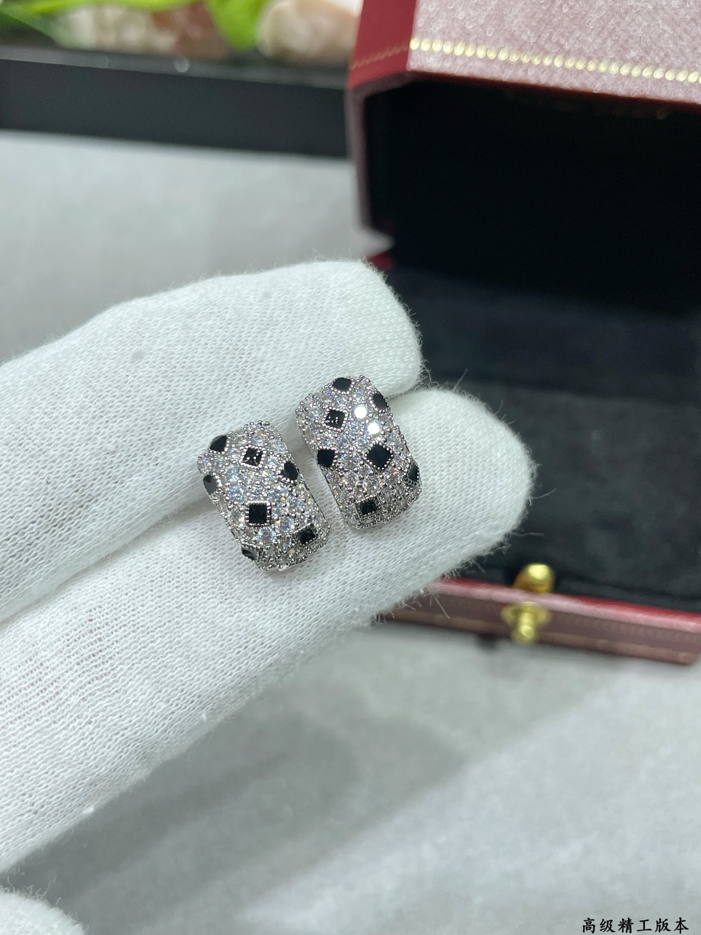 Cartier 卡地亚斑点耳钉，每个产品老师傅精雕细刻 呈现出最完美的产品 绝对毒物级别