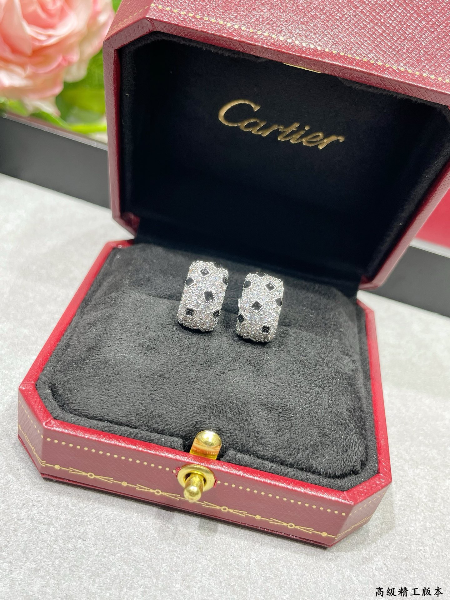Cartier 卡地亚斑点耳钉，每个产品老师傅精雕细刻 呈现出最完美的产品 绝对毒物级别