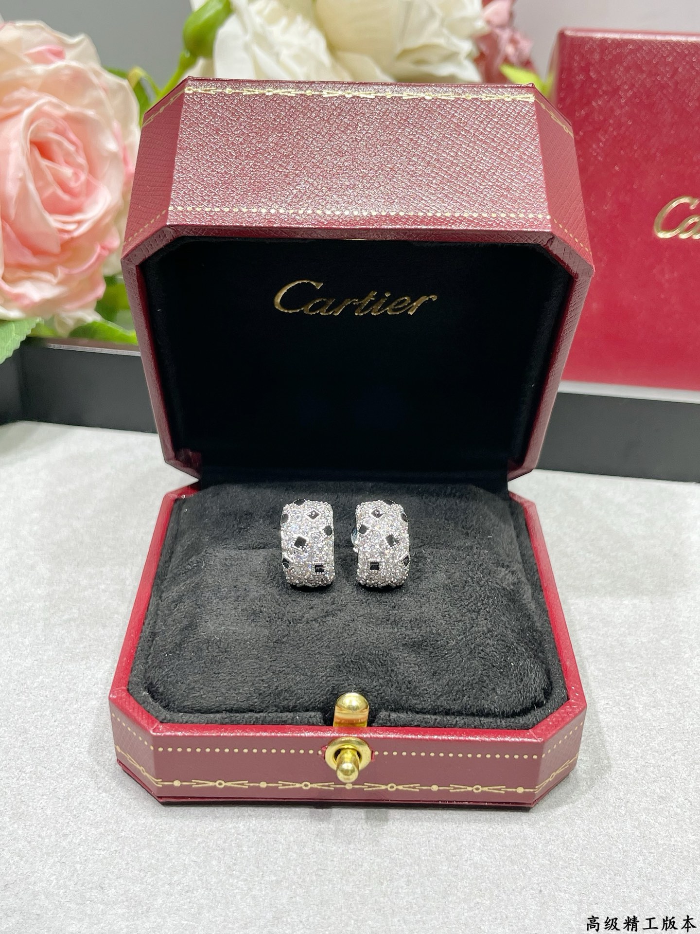 Cartier 卡地亚斑点耳钉，每个产品老师傅精雕细刻 呈现出最完美的产品 绝对毒物级别