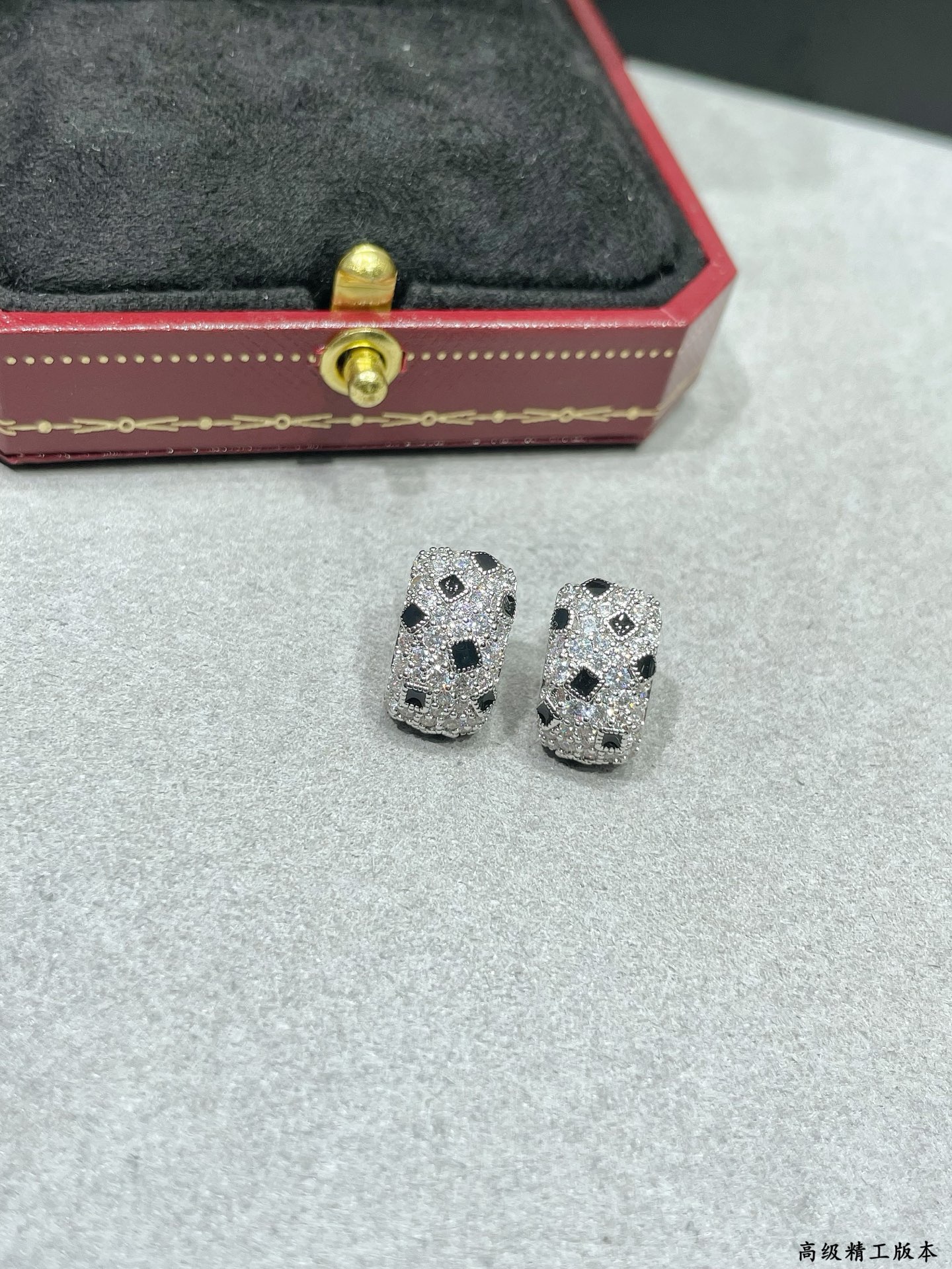 Cartier 卡地亚斑点耳钉，每个产品老师傅精雕细刻 呈现出最完美的产品 绝对毒物级别