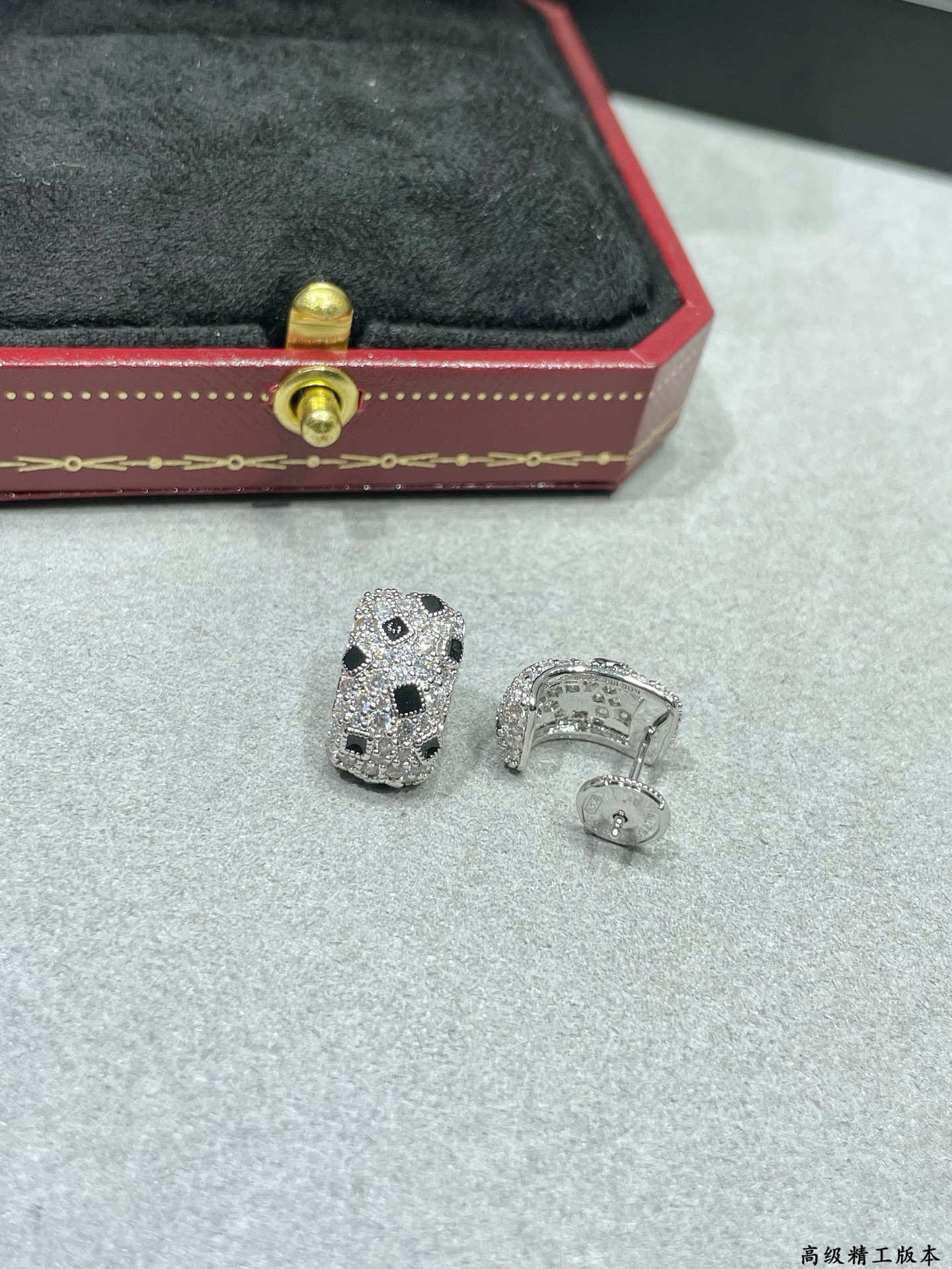 Cartier 卡地亚斑点耳钉，每个产品老师傅精雕细刻 呈现出最完美的产品 绝对毒物级别