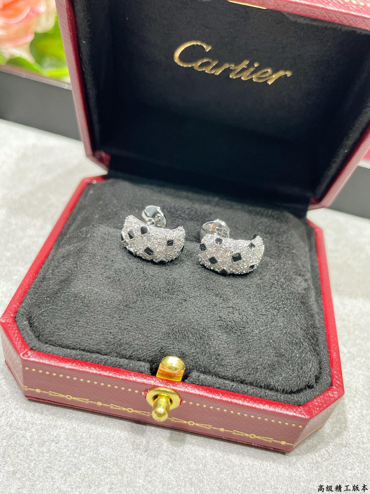 Cartier 卡地亚斑点耳钉，每个产品老师傅精雕细刻 呈现出最完美的产品 绝对毒物级别