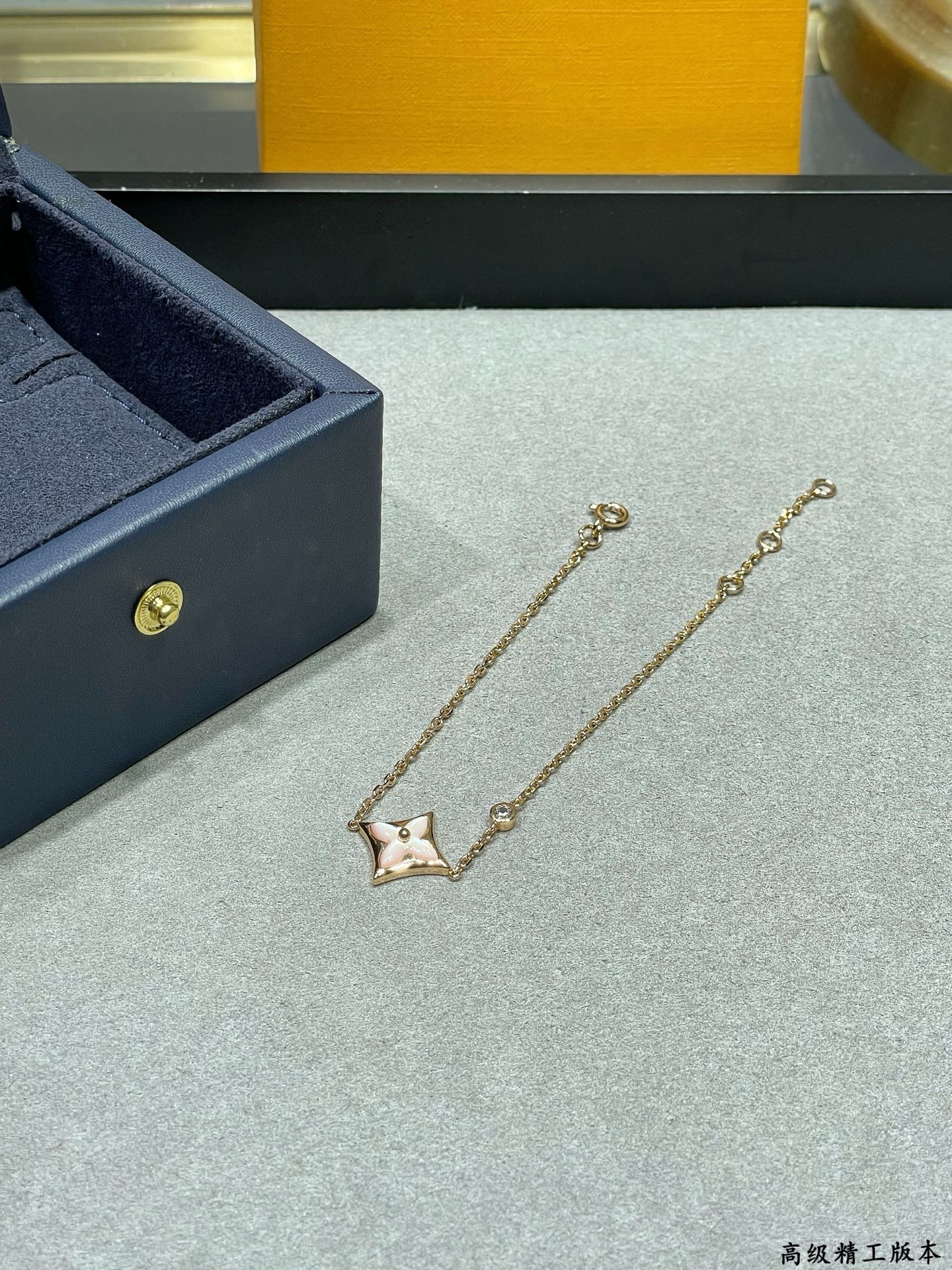 Louis Vuitton LV高级精工版单花手链 美丽的花朵在白色珍珠母上绽放璀璨的玫瑰金光