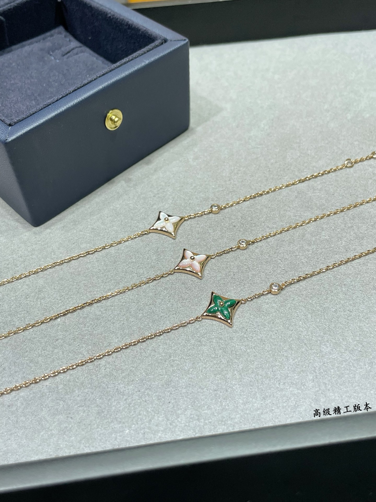 Louis Vuitton LV高级精工版单花手链 美丽的花朵在白色珍珠母上绽放璀璨的玫瑰金光
