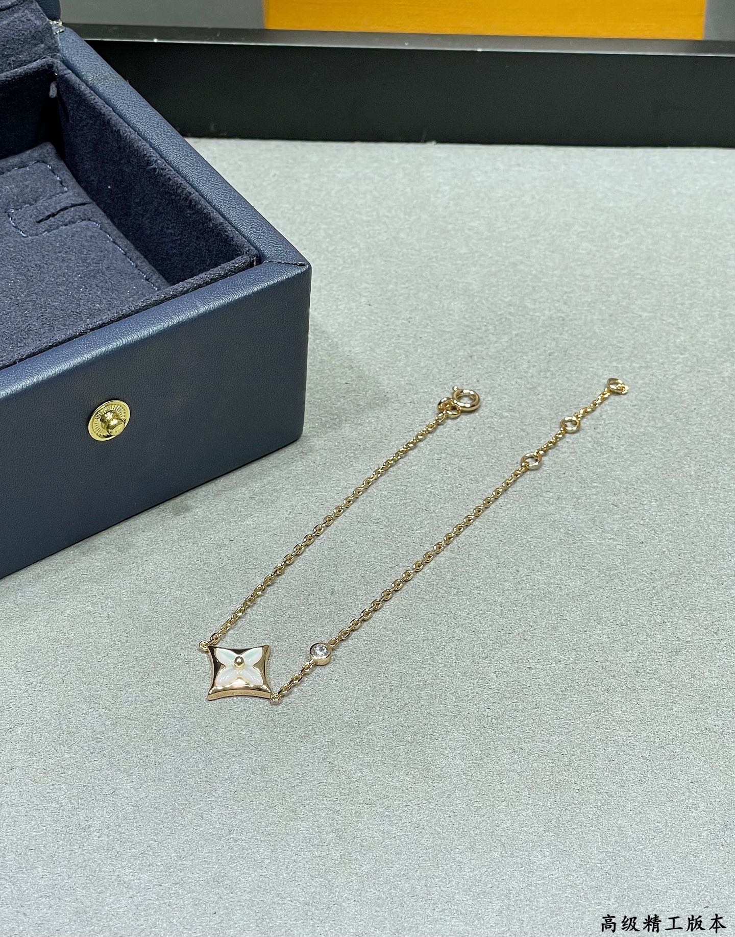 Louis Vuitton LV高级精工版单花手链 美丽的花朵在白色珍珠母上绽放璀璨的玫瑰金光