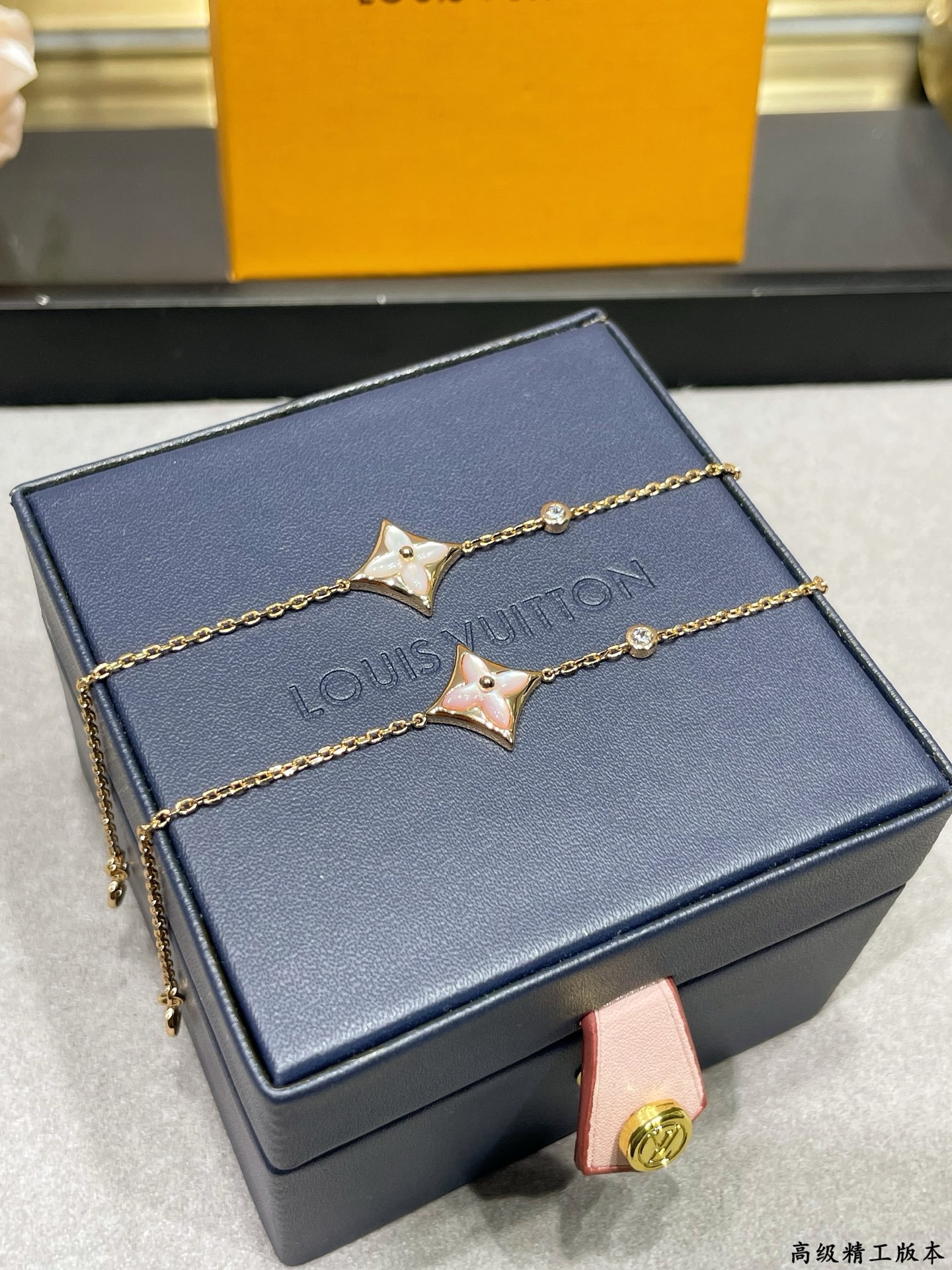 Louis Vuitton LV高级精工版单花手链 美丽的花朵在白色珍珠母上绽放璀璨的玫瑰金光