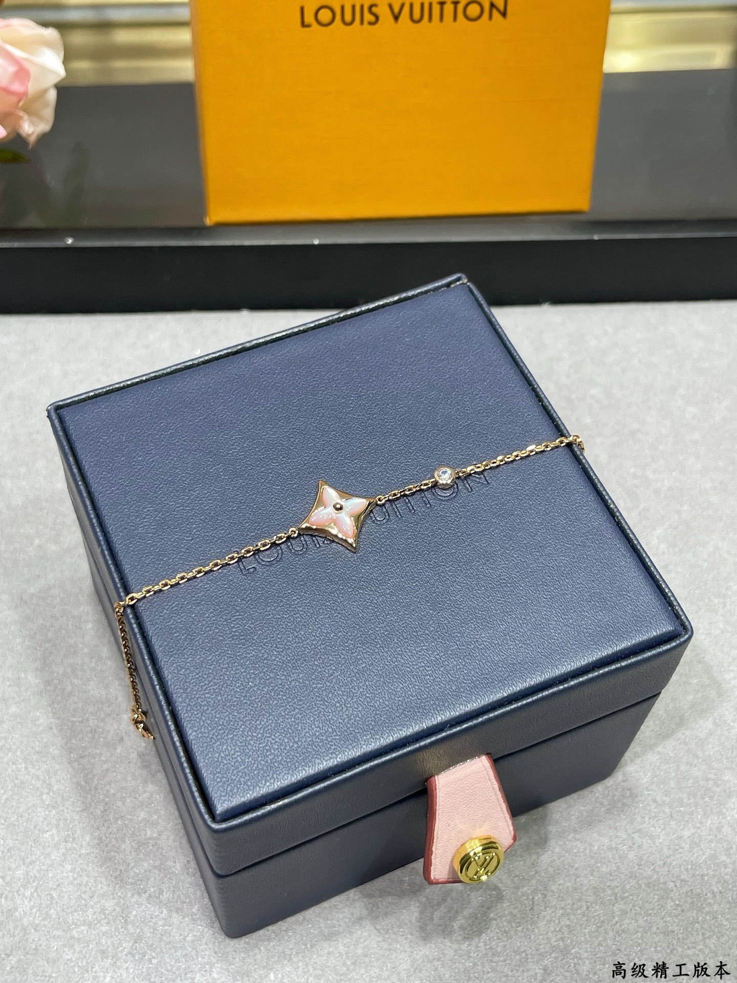 Louis Vuitton LV高级精工版单花手链 美丽的花朵在白色珍珠母上绽放璀璨的玫瑰金光
