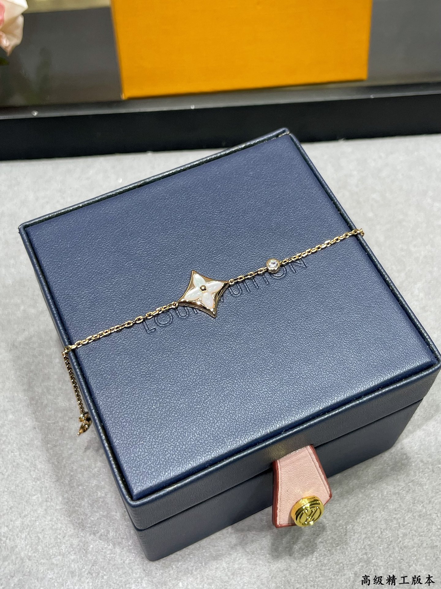 Louis Vuitton LV高级精工版单花手链 美丽的花朵在白色珍珠母上绽放璀璨的玫瑰金光