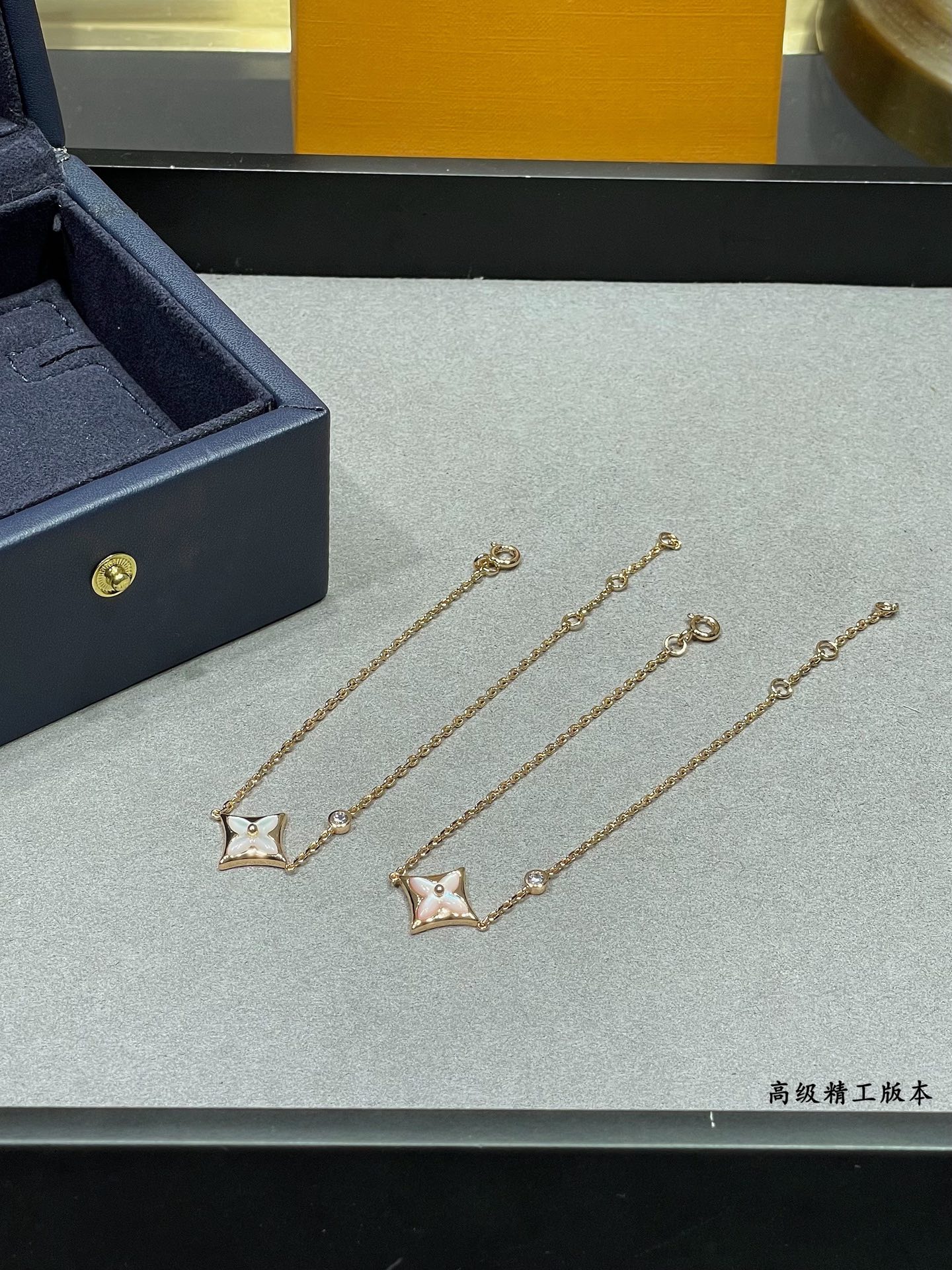 Louis Vuitton LV高级精工版单花手链 美丽的花朵在白色珍珠母上绽放璀璨的玫瑰金光