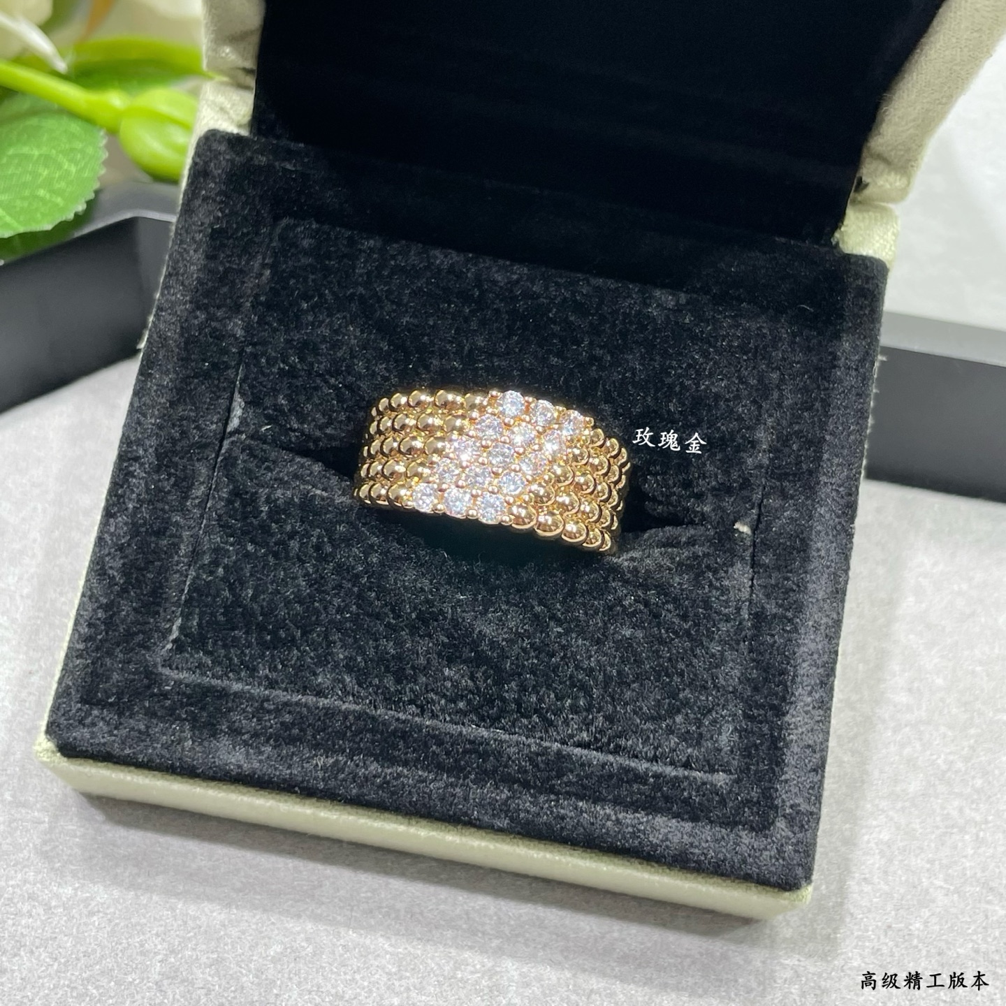 Anello Van Cleef Arpels Perlee Oro giallo con pavé di diamanti trasparenti Oro rosa con pavé di diamanti trasparenti Oro bianco con pavé di diamanti trasparenti US 7