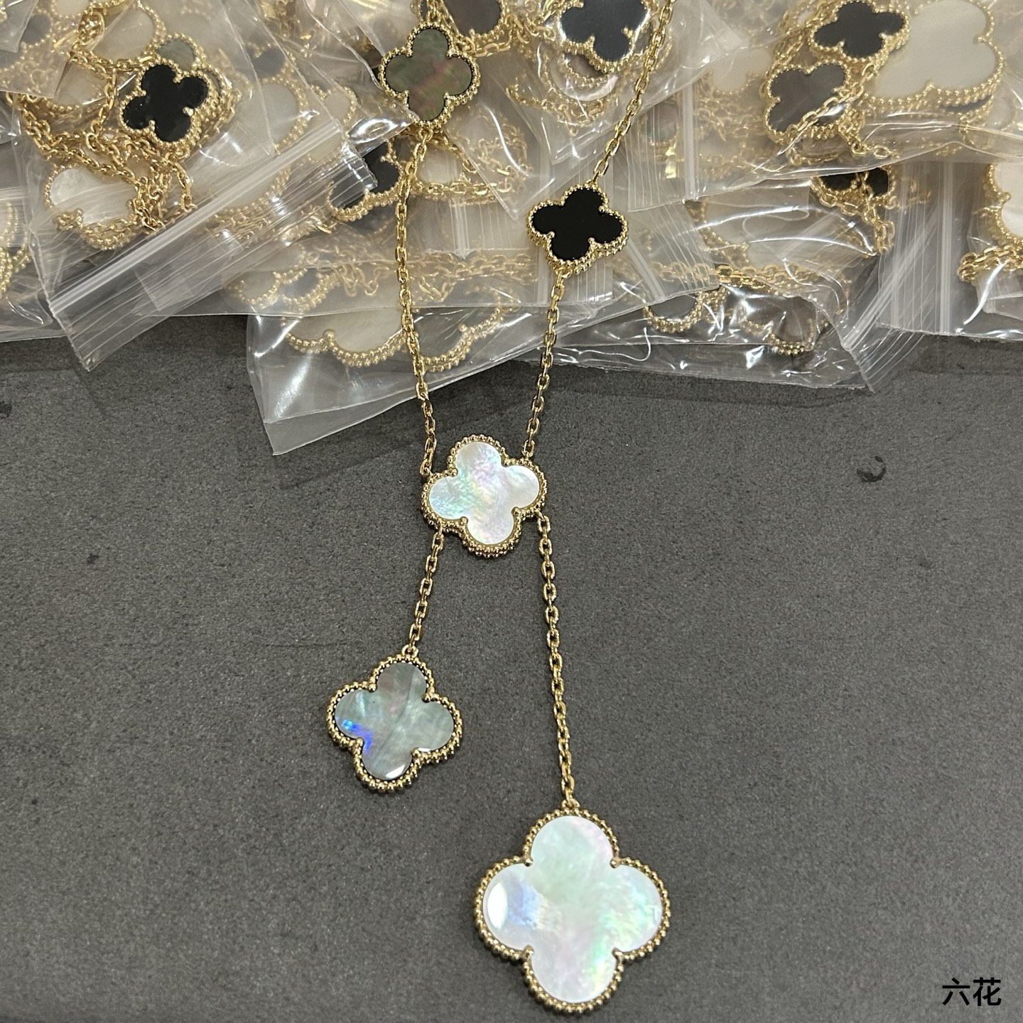 Collar de cuatro hojas y seis flores vca en negro, gris y blanco en stock, 5140590