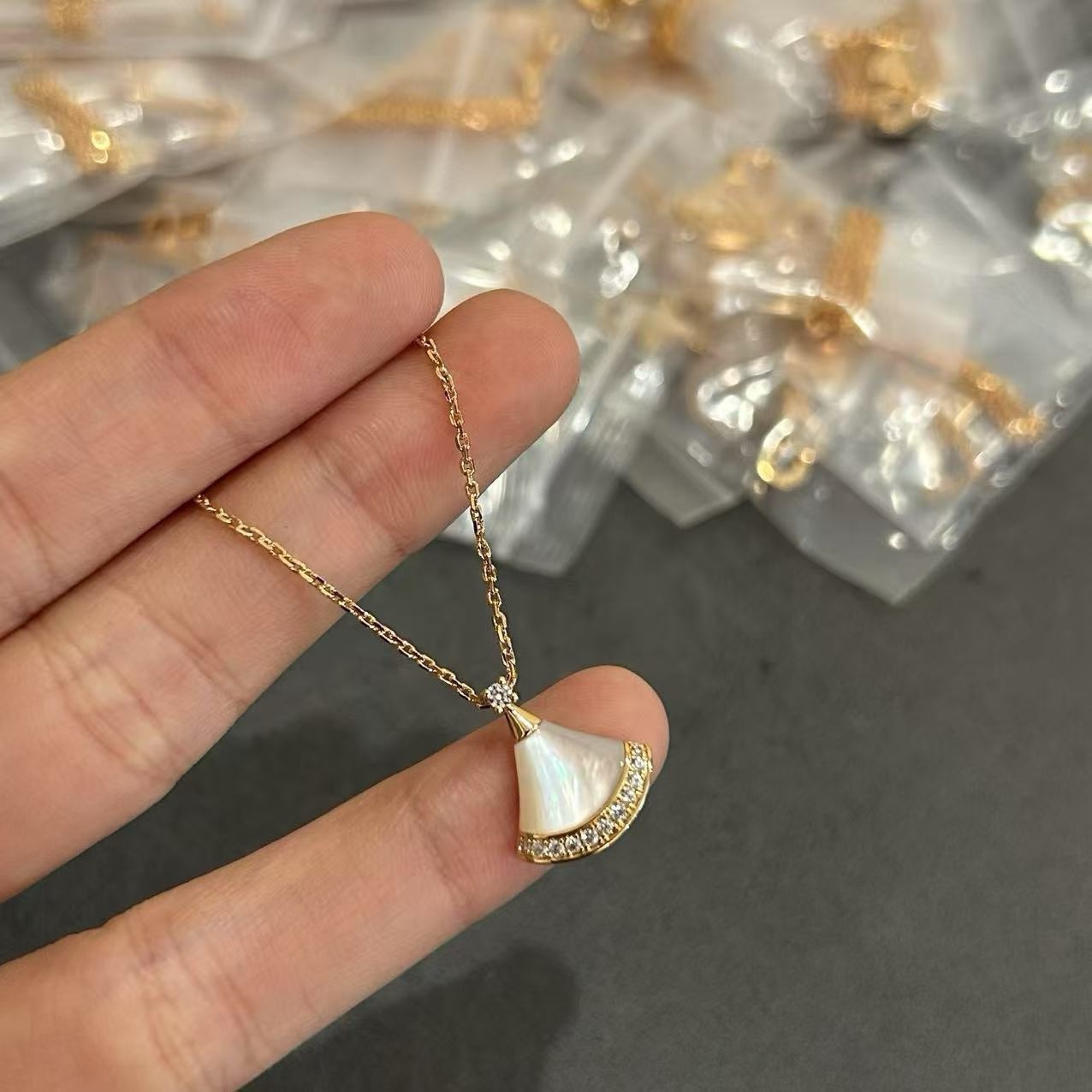 宝格丽下摆钻扇形项链到货了，