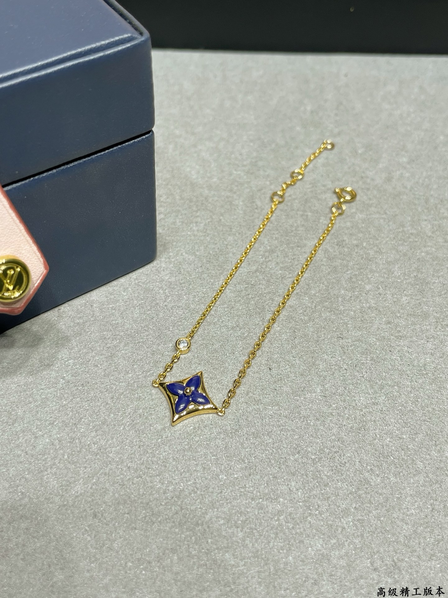 V金材质   LV方形手链蓝（青金石）黄金色链条⛓️春来河水绿如蓝，青金石那抹Tiffany蓝，轻浅明艳，佩戴衬得肤色粉