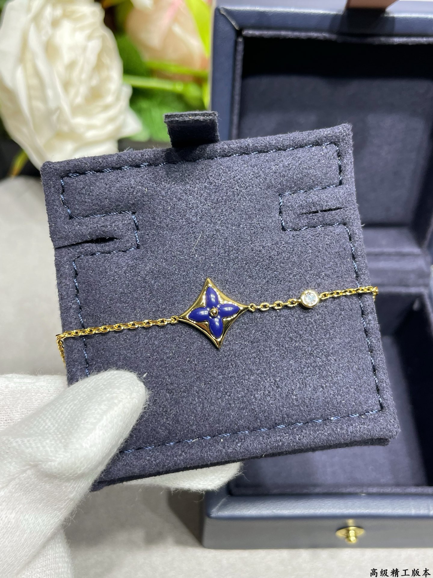 V金材质   LV方形手链蓝（青金石）黄金色链条⛓️春来河水绿如蓝，青金石那抹Tiffany蓝，轻浅明艳，佩戴衬得肤色粉
