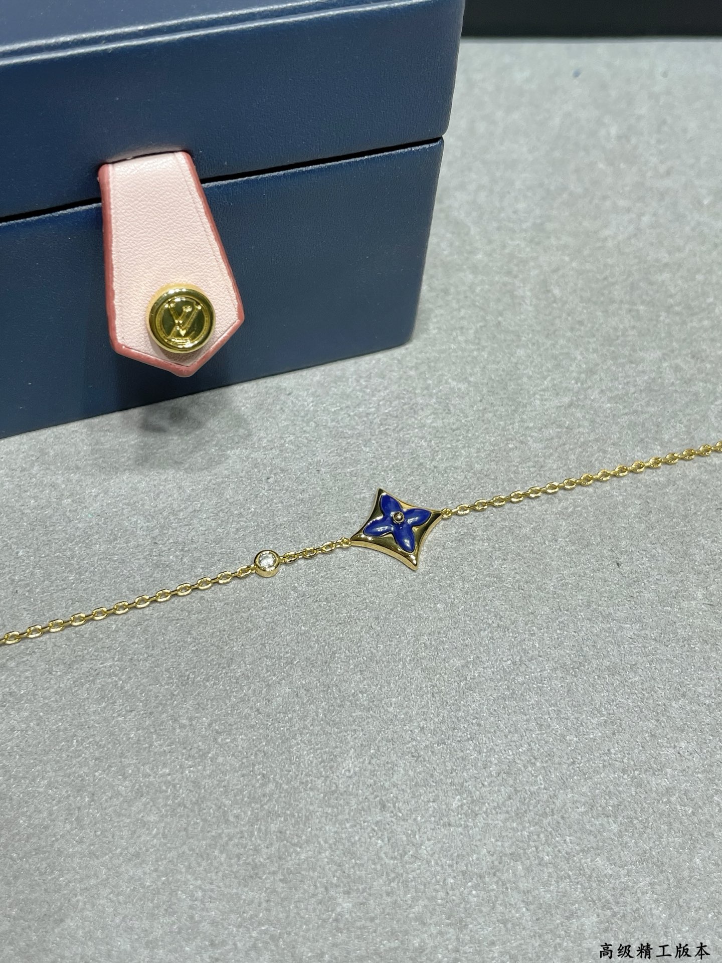 V金材质   LV方形手链蓝（青金石）黄金色链条⛓️春来河水绿如蓝，青金石那抹Tiffany蓝，轻浅明艳，佩戴衬得肤色粉