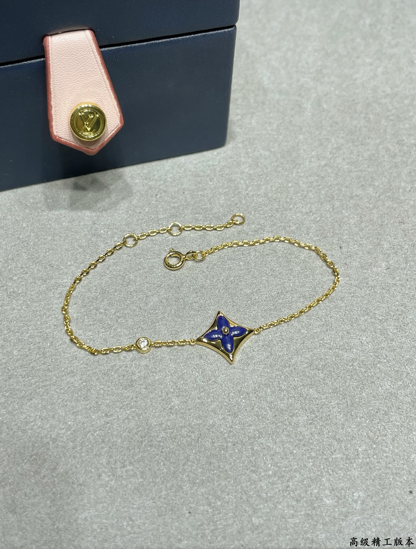 V金材质   LV方形手链蓝（青金石）黄金色链条⛓️春来河水绿如蓝，青金石那抹Tiffany蓝，轻浅明艳，佩戴衬得肤色粉