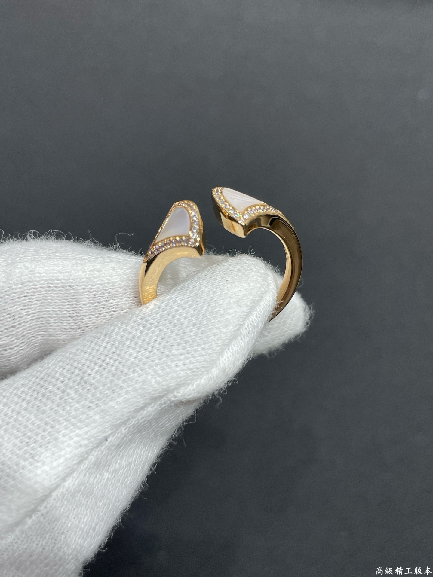 V金材质  宝格丽七夕高级白贝母扇形裙子戒指💍码数678 十足的女性魅力  礼赞意大利式的极致优雅 高端定制 微镶工艺 