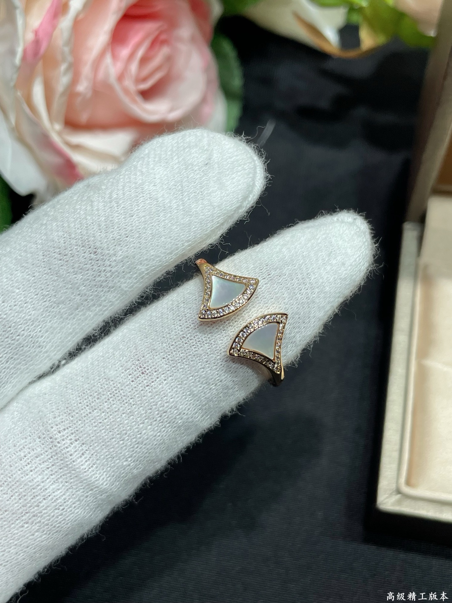 V金材质  宝格丽七夕高级白贝母扇形裙子戒指💍码数678 十足的女性魅力  礼赞意大利式的极致优雅 高端定制 微镶工艺 