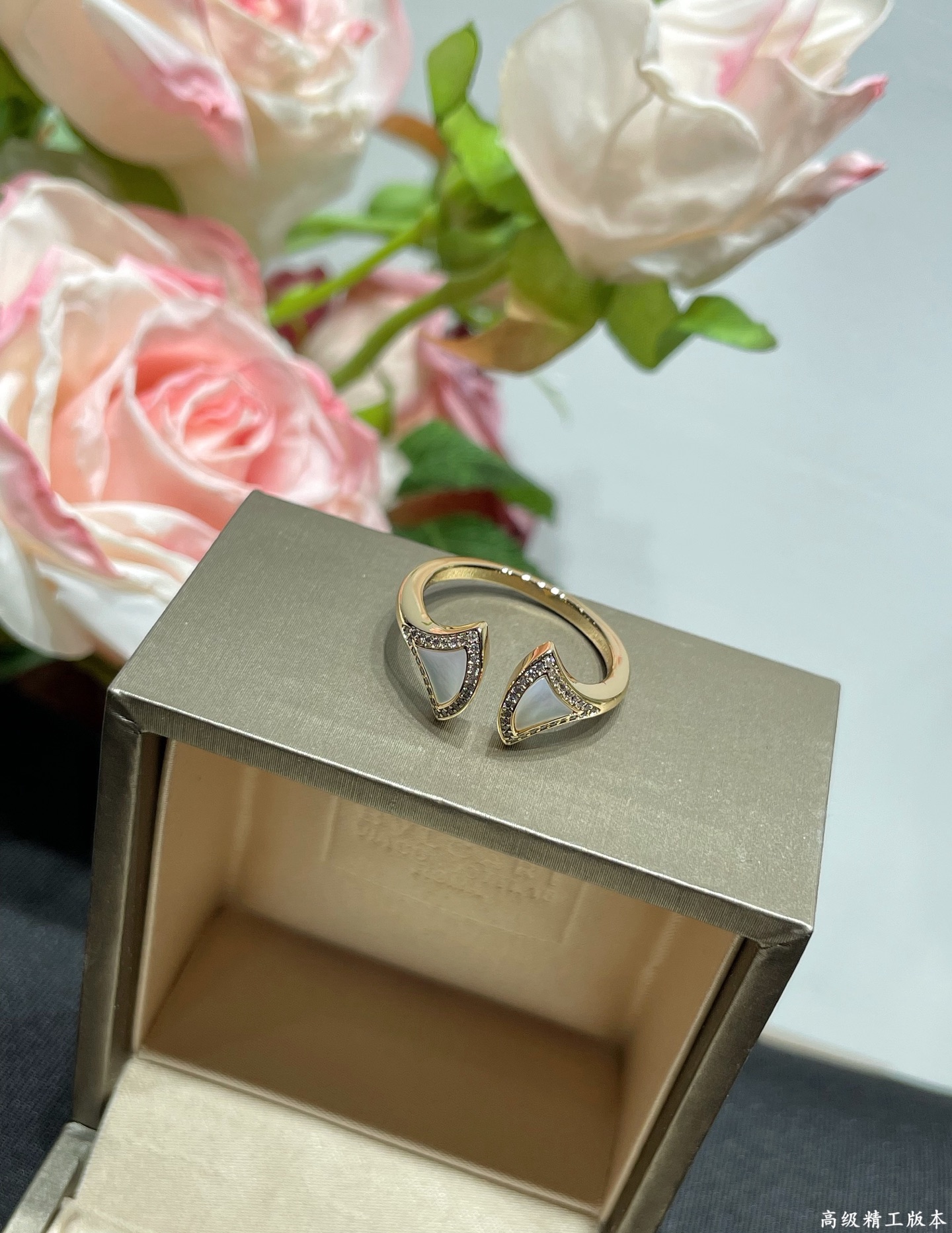 V金材质  宝格丽七夕高级白贝母扇形裙子戒指💍码数678 十足的女性魅力  礼赞意大利式的极致优雅 高端定制 微镶工艺 