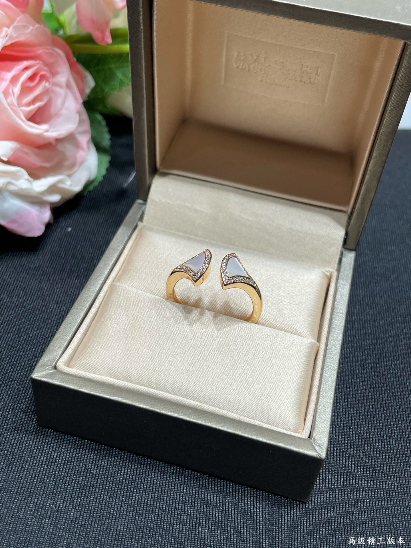 V金材质  宝格丽七夕高级白贝母扇形裙子戒指💍码数678 十足的女性魅力  礼赞意大利式的极致优雅 高端定制 微镶工艺 