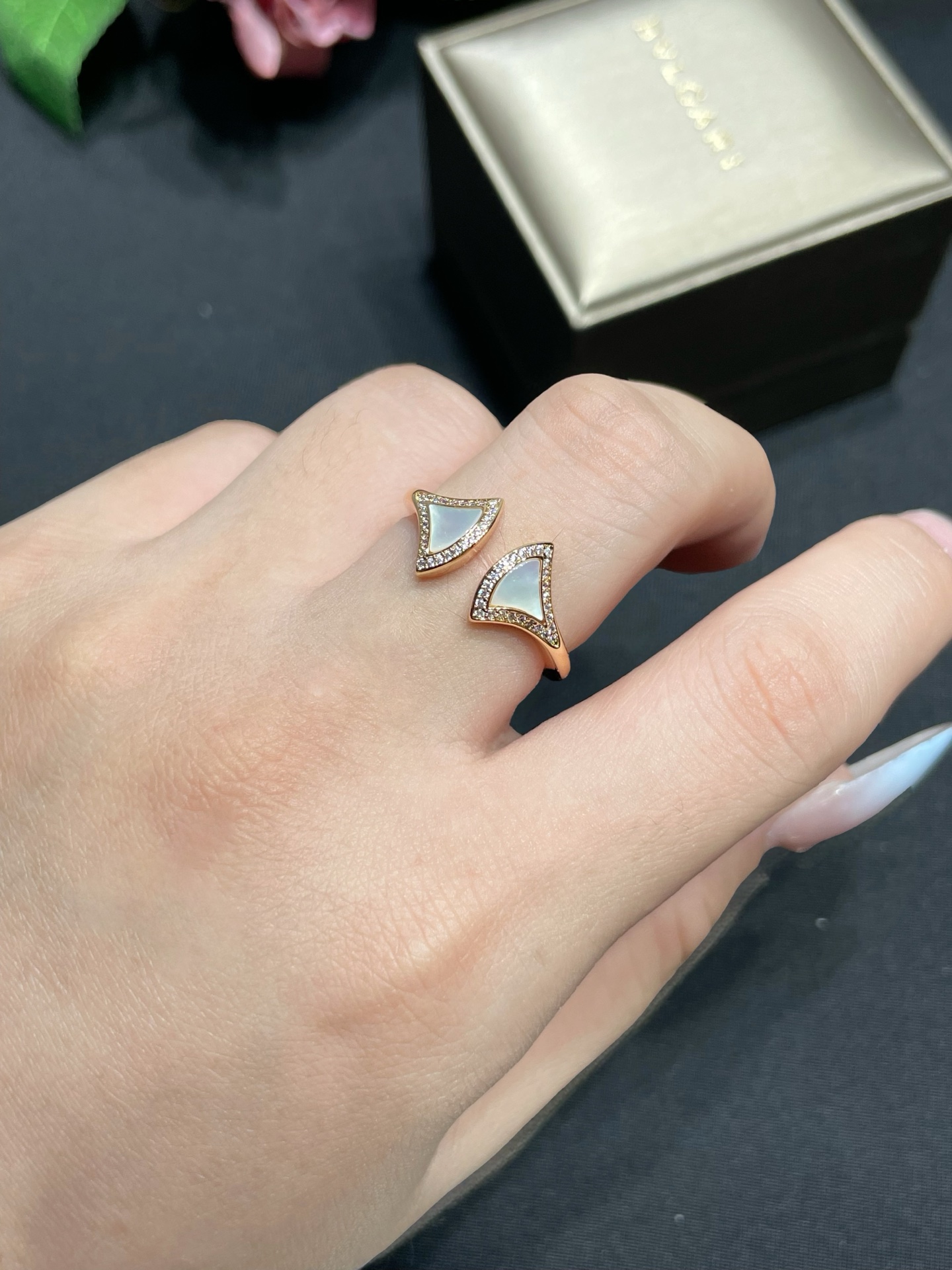 V金材质  宝格丽七夕高级白贝母扇形裙子戒指💍码数678 十足的女性魅力  礼赞意大利式的极致优雅 高端定制 微镶工艺 