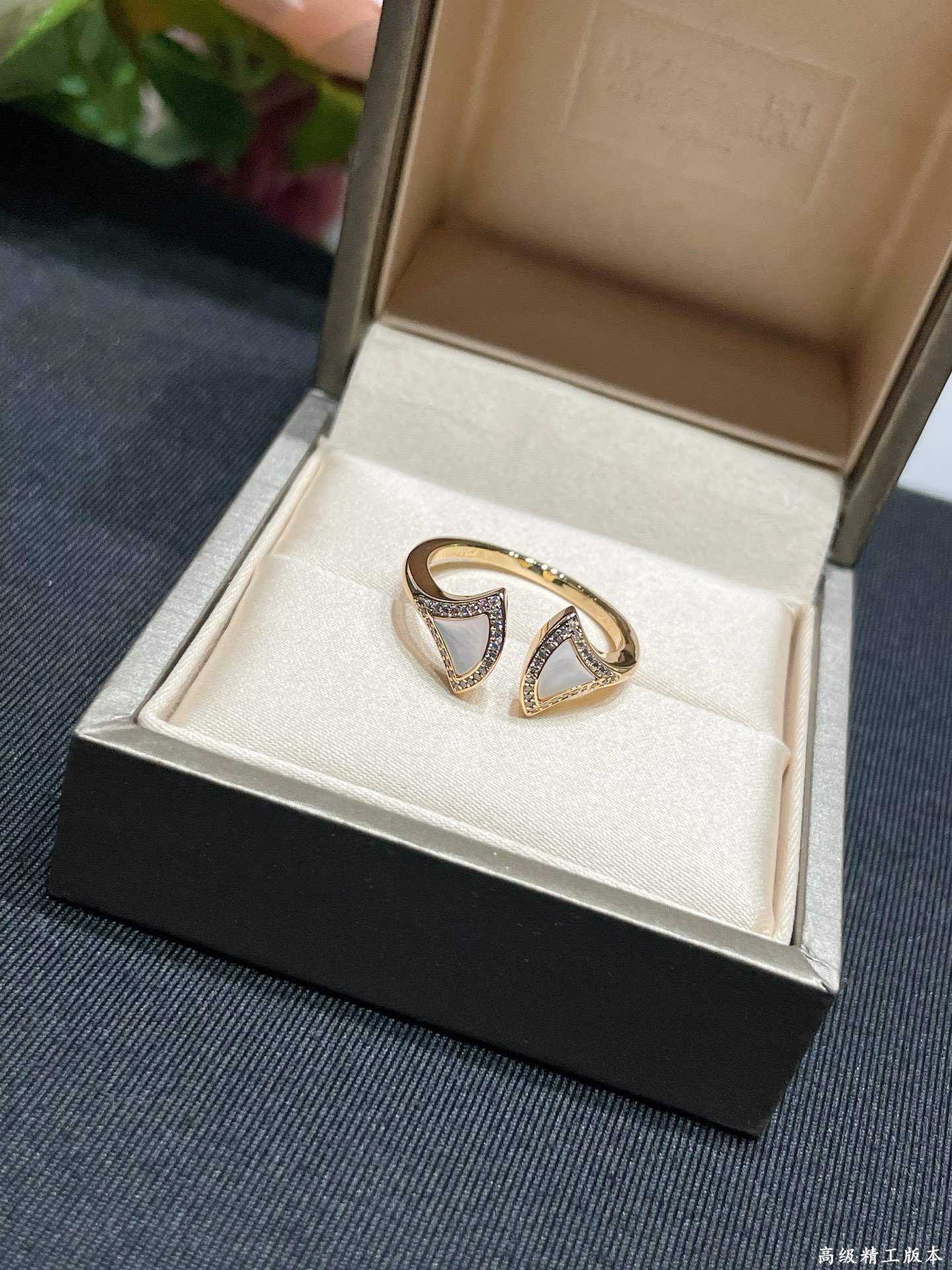 V金材质  宝格丽七夕高级白贝母扇形裙子戒指💍码数678 十足的女性魅力  礼赞意大利式的极致优雅 高端定制 微镶工艺 