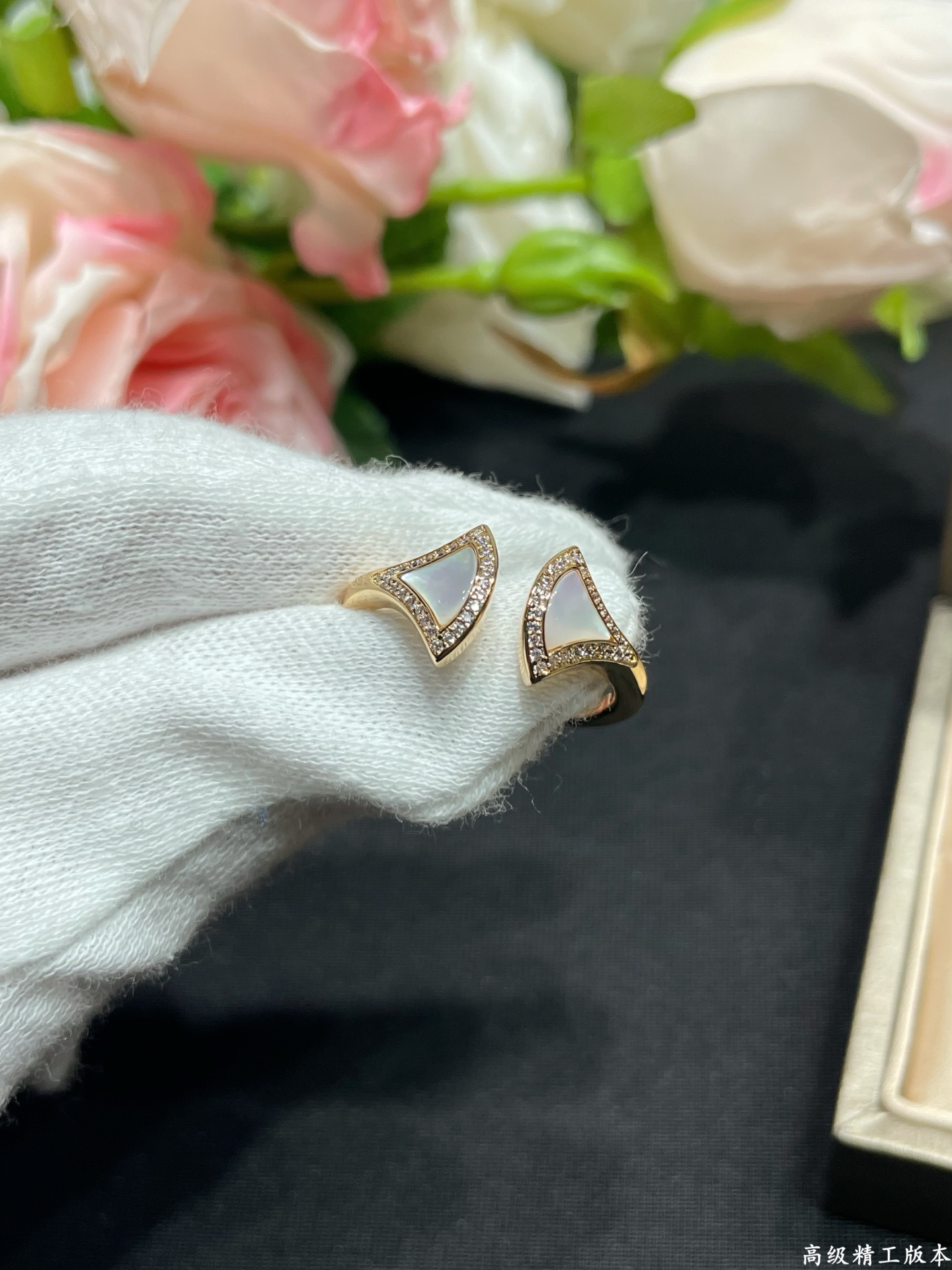 V金材质  宝格丽七夕高级白贝母扇形裙子戒指💍码数678 十足的女性魅力  礼赞意大利式的极致优雅 高端定制 微镶工艺 