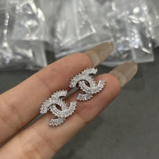 V金 香奈儿梯方钻X耳钉到货了 V金 香奈儿梯方钻X耳钉到货了